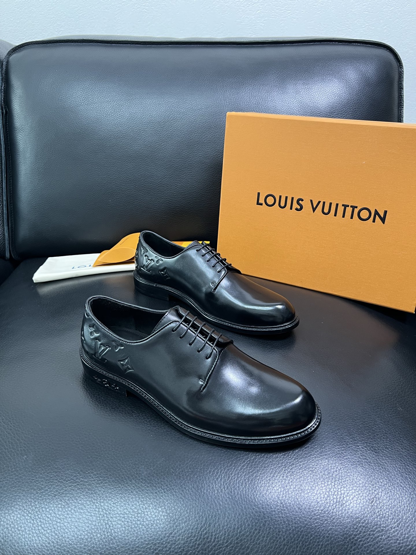 Lv 顶级代购 路易威登 皮鞋专柜同步，鞋面意大利进口，进口水染牛皮内里，鞋底：原厂特供原版真皮底，原厂