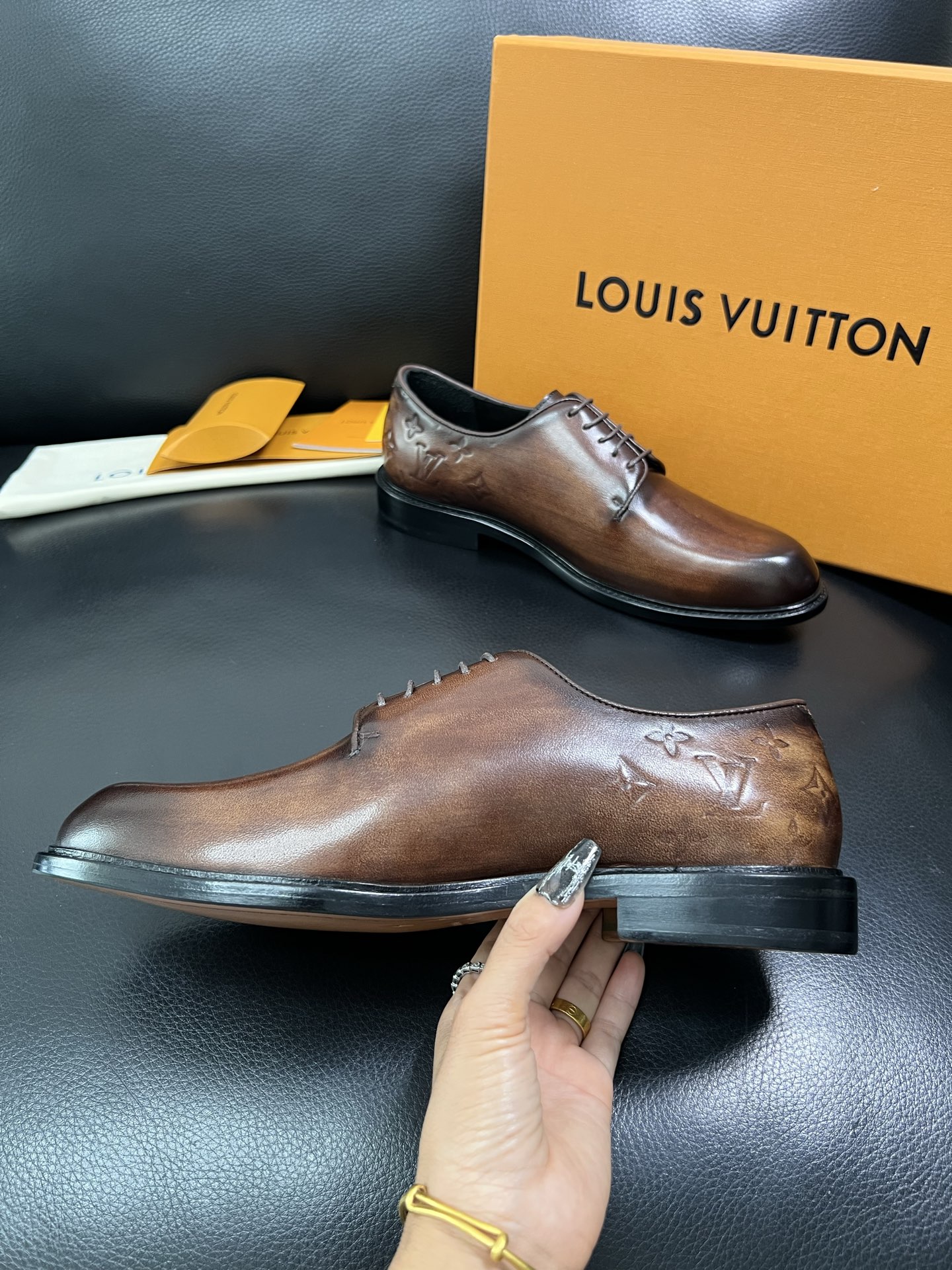 Lv 顶级代购 路易威登 皮鞋专柜同步，鞋面意大利进口，进口水染牛皮内里，鞋底：原厂特供原版真皮底，原厂
