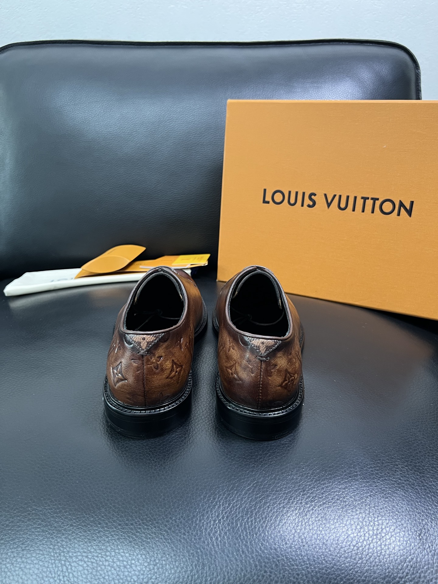 Lv 顶级代购 路易威登 皮鞋专柜同步，鞋面意大利进口，进口水染牛皮内里，鞋底：原厂特供原版真皮底，原厂