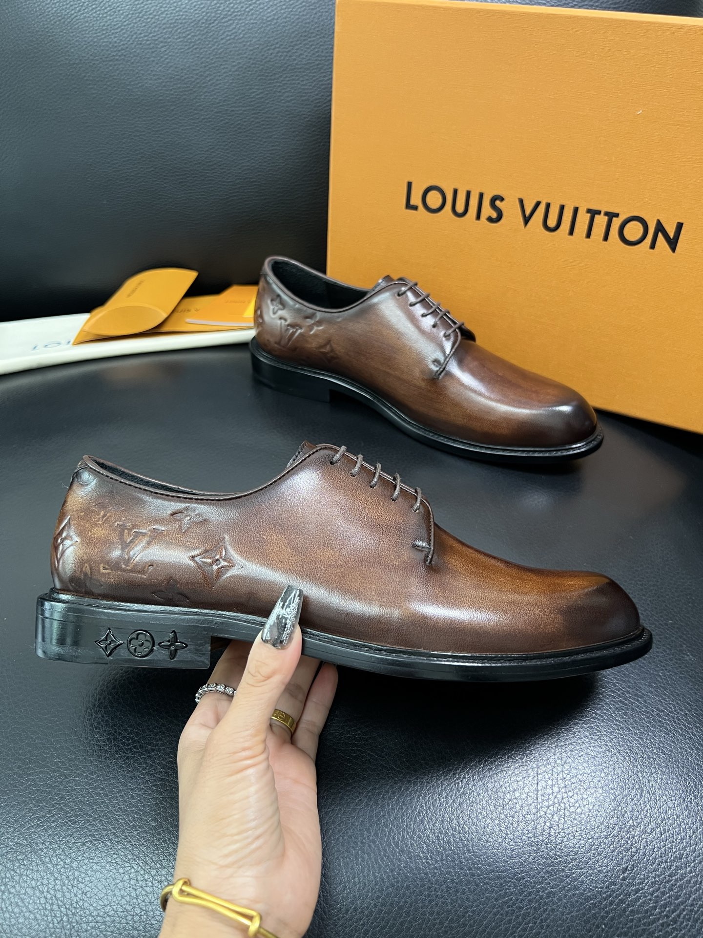 Lv 顶级代购 路易威登 皮鞋专柜同步，鞋面意大利进口，进口水染牛皮内里，鞋底：原厂特供原版真皮底，原厂