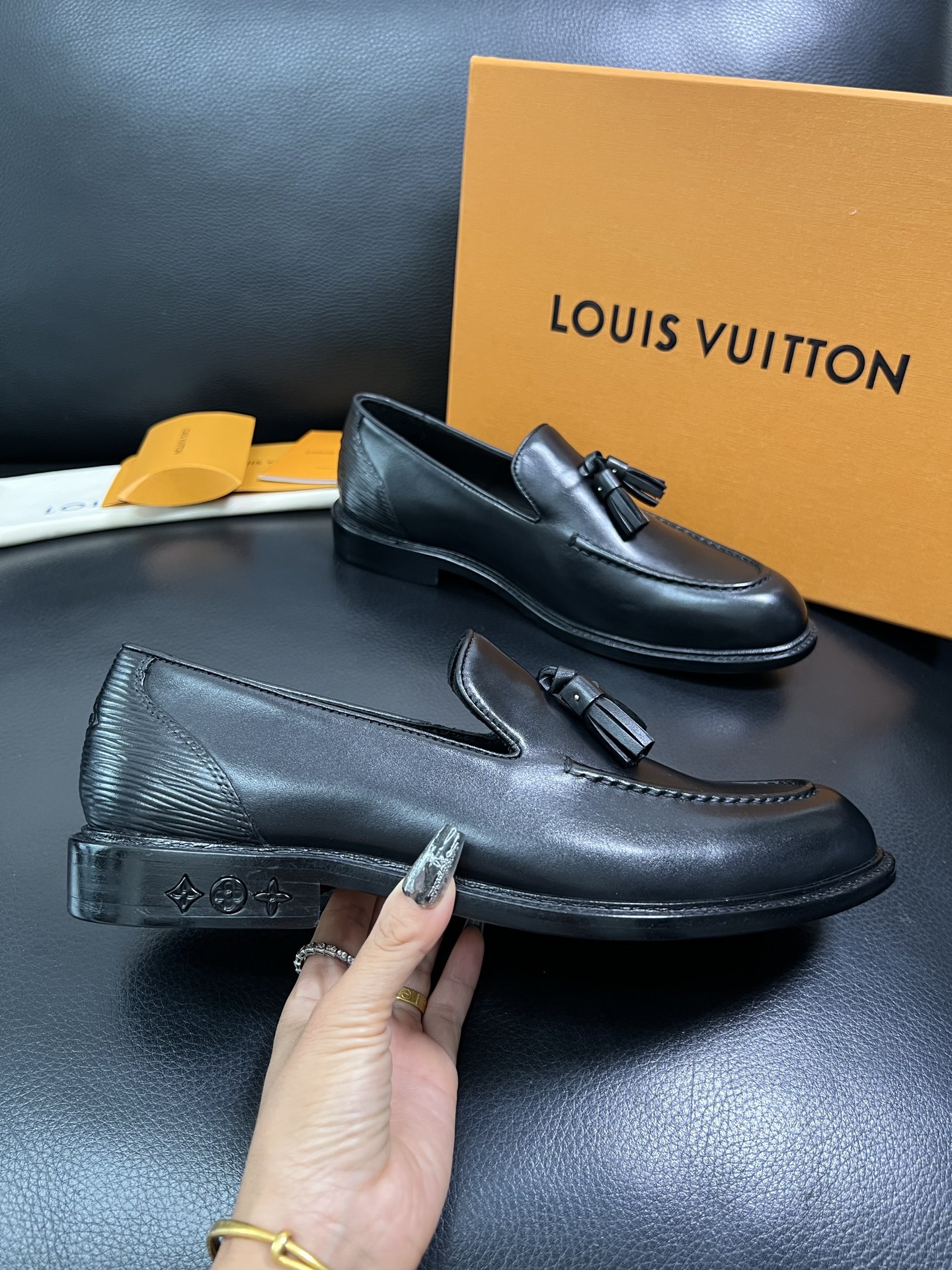 Lv 顶级代购 路易威登 皮鞋专柜同步，鞋面意大利进口，进口水染牛皮内里，鞋底：原厂特供原版真皮底，原厂