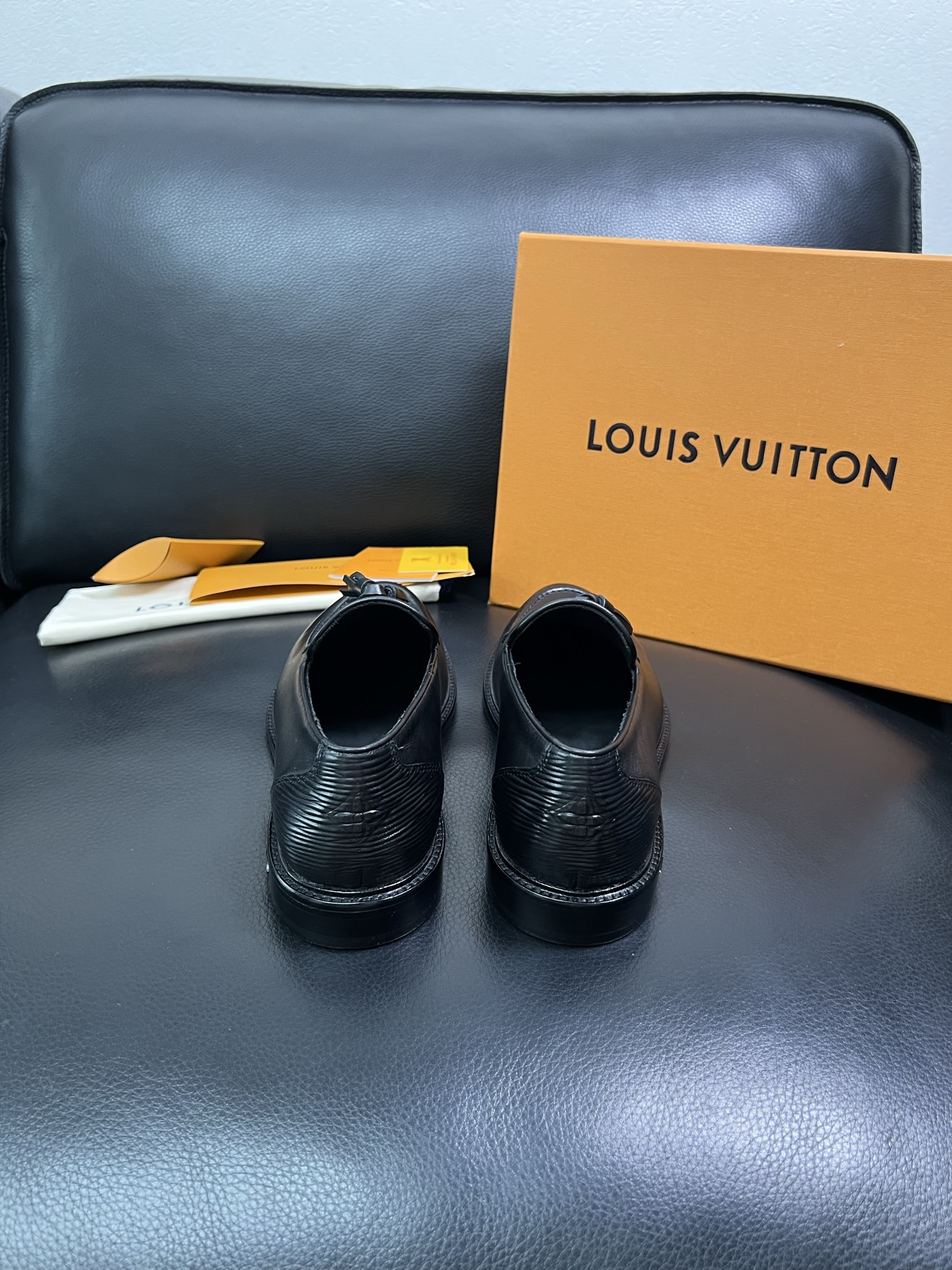 Lv 顶级代购 路易威登 皮鞋专柜同步，鞋面意大利进口，进口水染牛皮内里，鞋底：原厂特供原版真皮底，原厂