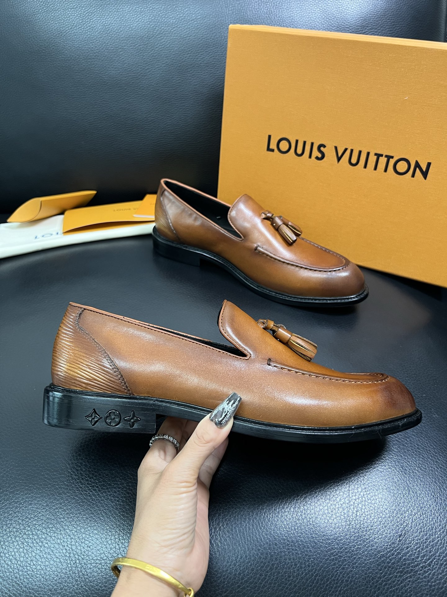 Lv 顶级代购 路易威登 皮鞋专柜同步，鞋面意大利进口，进口水染牛皮内里，鞋底：原厂特供原版真皮底，原厂