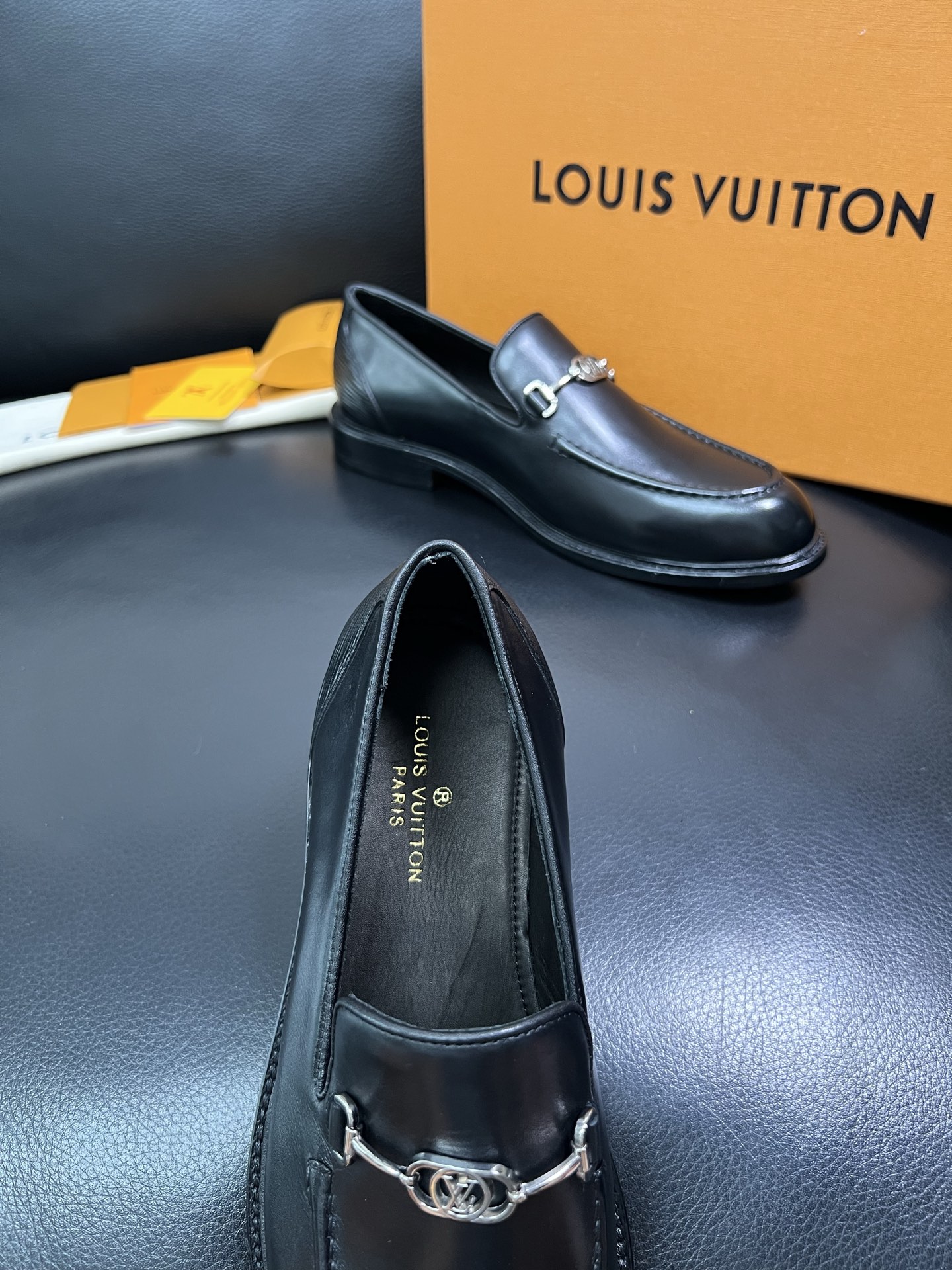 Lv 顶级代购 路易威登 皮鞋专柜同步，鞋面意大利进口，进口水染牛皮内里，鞋底：原厂特供原版真皮底，原厂