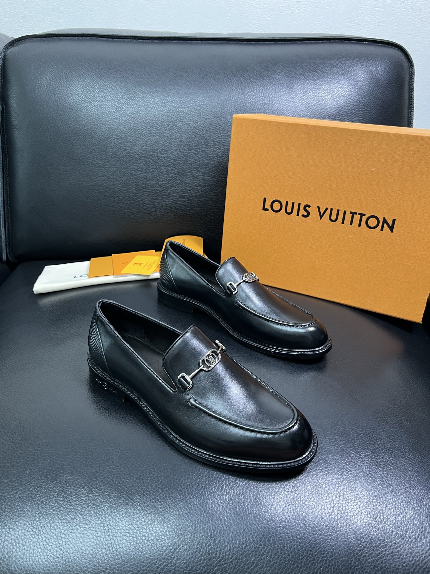 Lv 顶级代购 路易威登 皮鞋专柜同步，鞋面意大利进口，进口水染牛皮内里，鞋底：原厂特供原版真皮底，原厂
