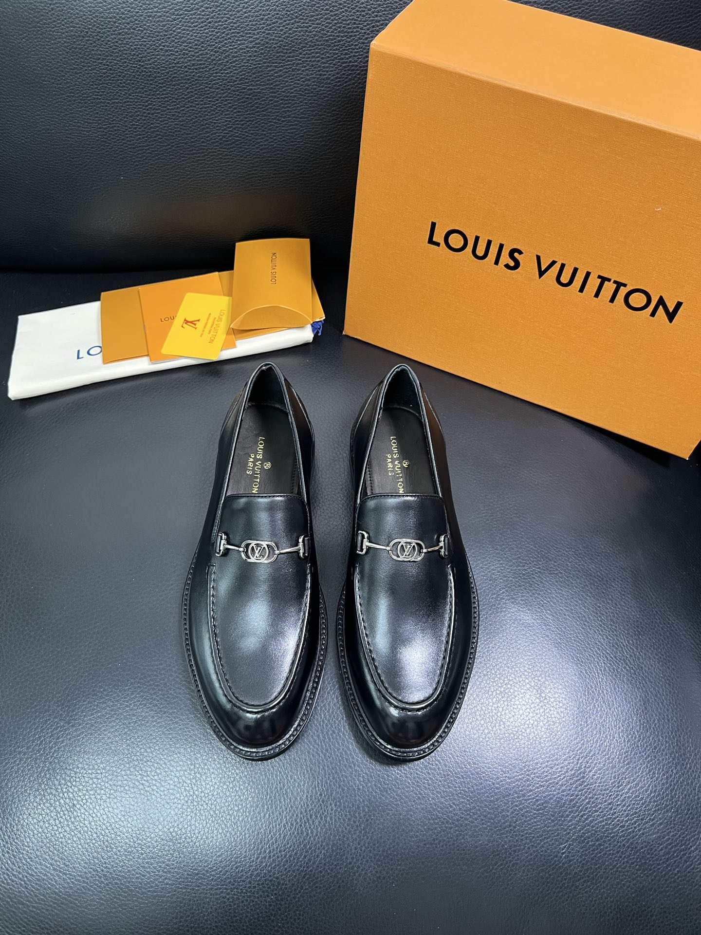 Lv 顶级代购 路易威登 皮鞋专柜同步，鞋面意大利进口，进口水染牛皮内里，鞋底：原厂特供原版真皮底，原厂