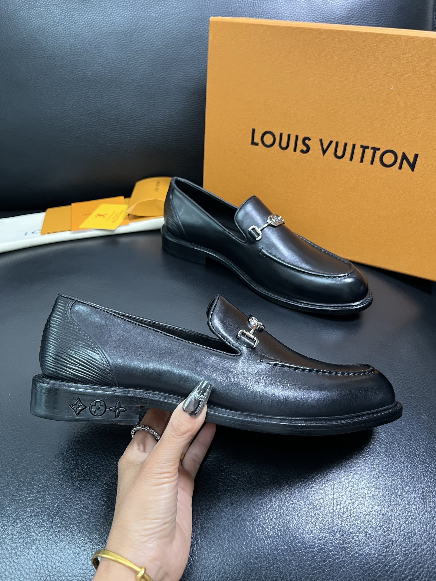 Lv 顶级代购 路易威登 皮鞋专柜同步，鞋面意大利进口，进口水染牛皮内里，鞋底：原厂特供原版真皮底，原厂