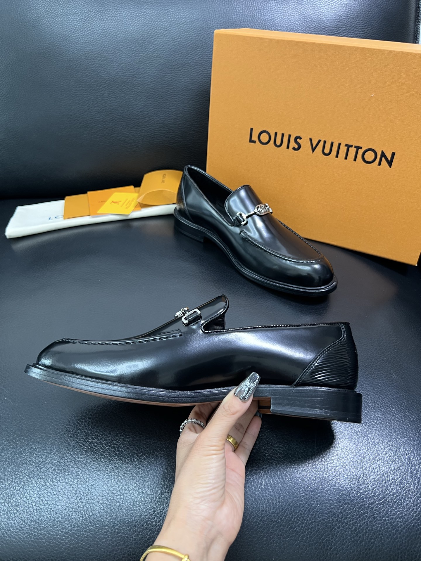 Lv 顶级代购 路易威登 皮鞋专柜同步，鞋面意大利进口，进口水染牛皮内里，鞋底：原厂特供原版真皮底，原厂