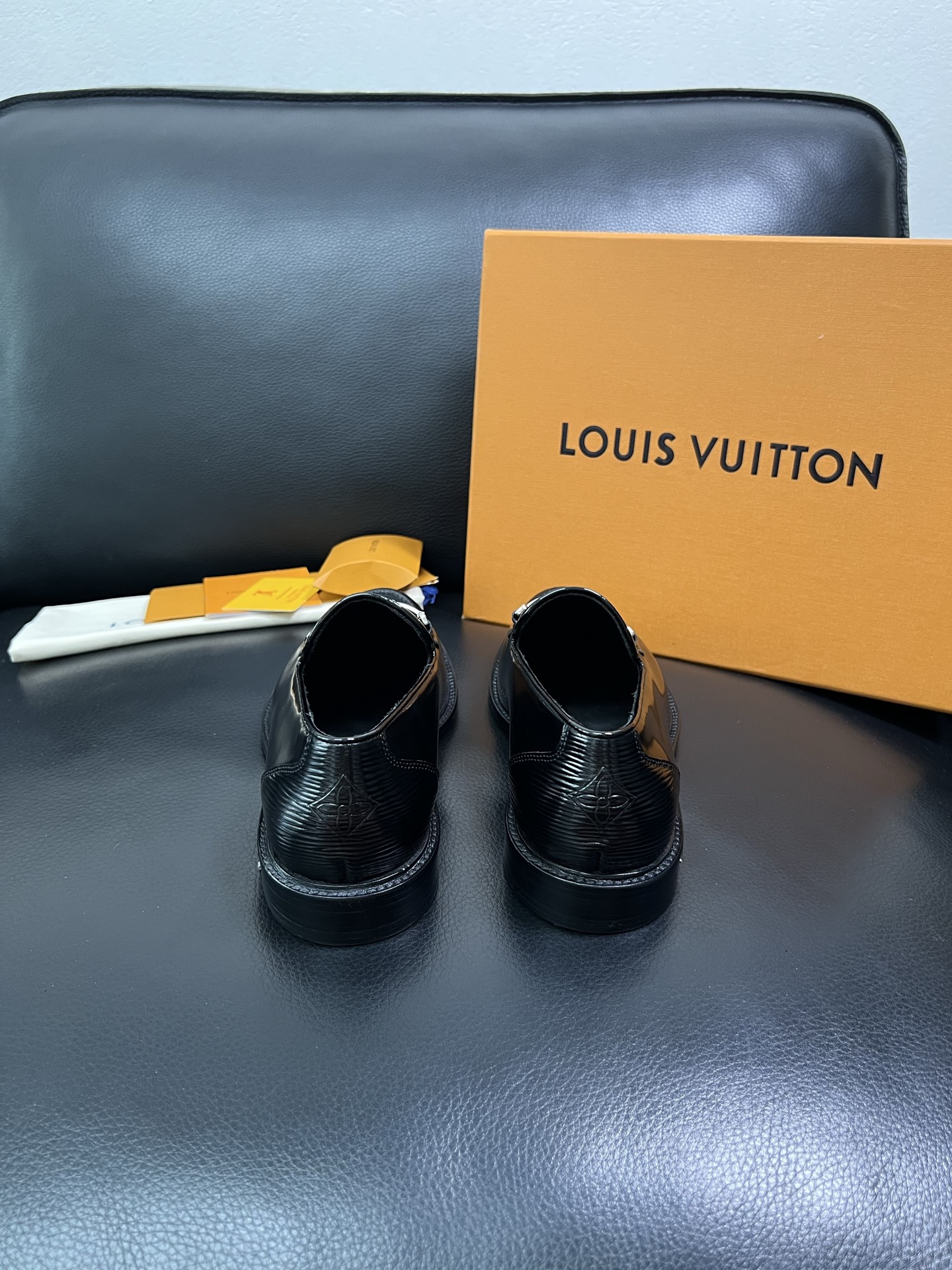 Lv 顶级代购 路易威登 皮鞋专柜同步，鞋面意大利进口，进口水染牛皮内里，鞋底：原厂特供原版真皮底，原厂