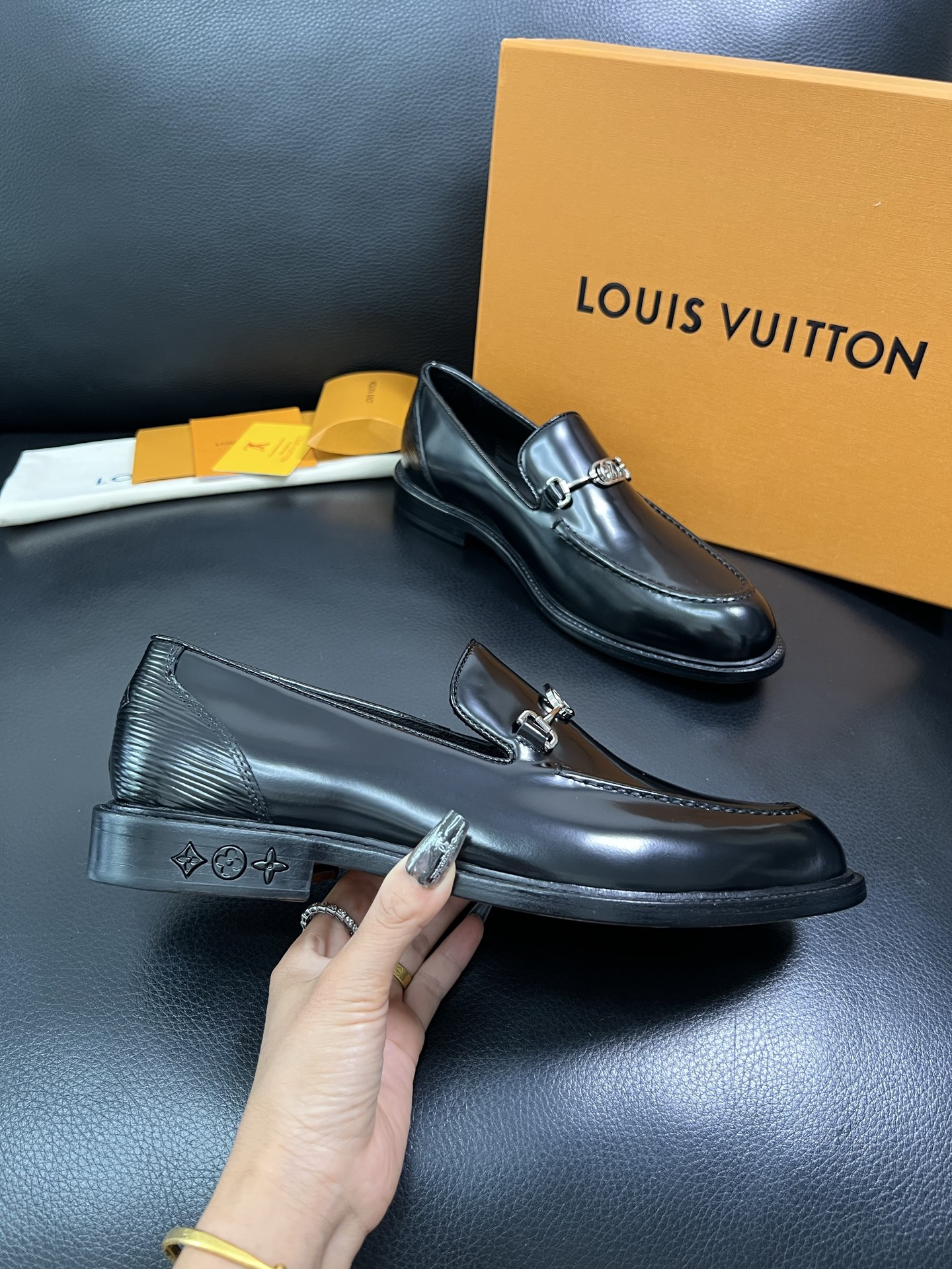 Lv 顶级代购 路易威登 皮鞋专柜同步，鞋面意大利进口，进口水染牛皮内里，鞋底：原厂特供原版真皮底，原厂