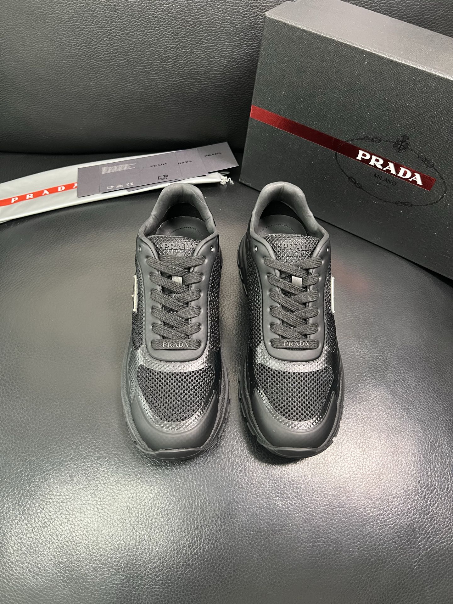 Prada 顶级代购 普拉达 专柜同款，原厂配置意大利进口牛皮拼网布面料，高品质复杂拼接工艺，进口牛皮内