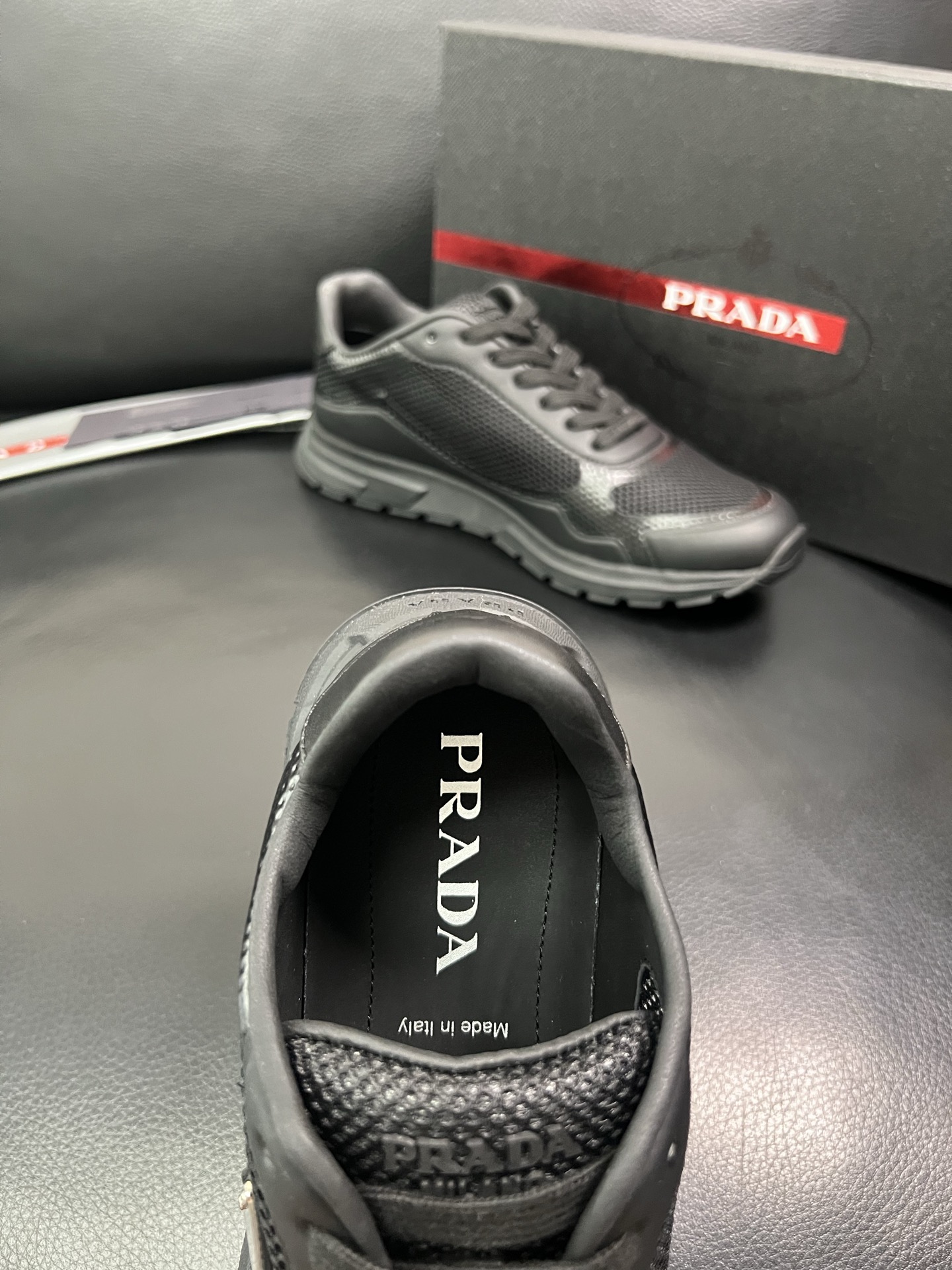 Prada 顶级代购 普拉达 专柜同款，原厂配置意大利进口牛皮拼网布面料，高品质复杂拼接工艺，进口牛皮内