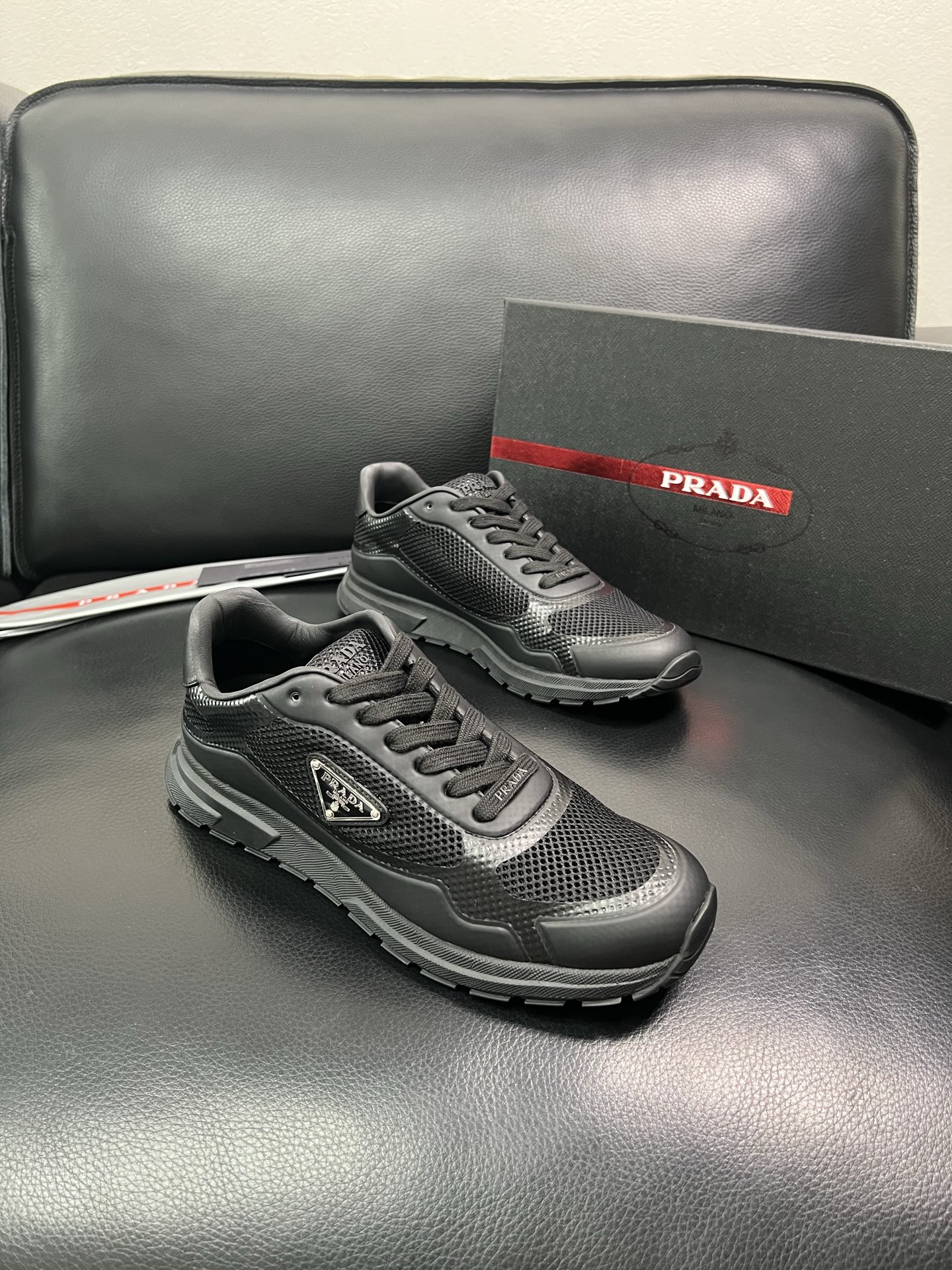 Prada 顶级代购 普拉达 专柜同款，原厂配置意大利进口牛皮拼网布面料，高品质复杂拼接工艺，进口牛皮内