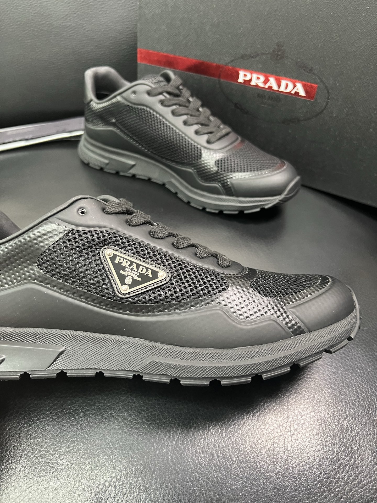 Prada 顶级代购 普拉达 专柜同款，原厂配置意大利进口牛皮拼网布面料，高品质复杂拼接工艺，进口牛皮内