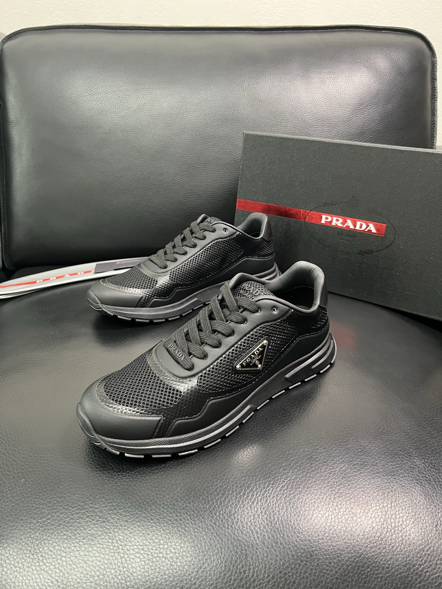 Prada 顶级代购 普拉达 专柜同款，原厂配置意大利进口牛皮拼网布面料，高品质复杂拼接工艺，进口牛皮内
