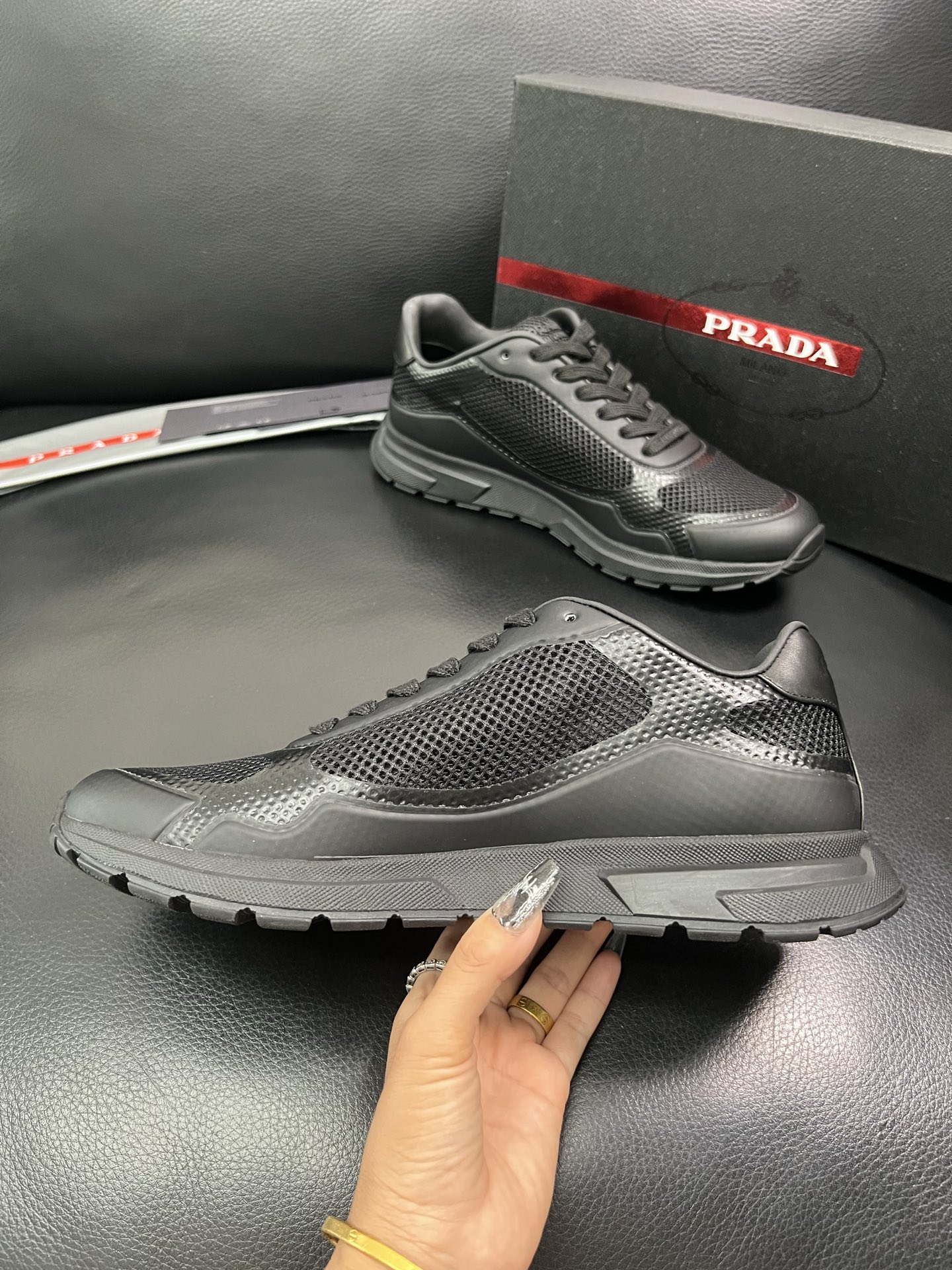 Prada 顶级代购 普拉达 专柜同款，原厂配置意大利进口牛皮拼网布面料，高品质复杂拼接工艺，进口牛皮内