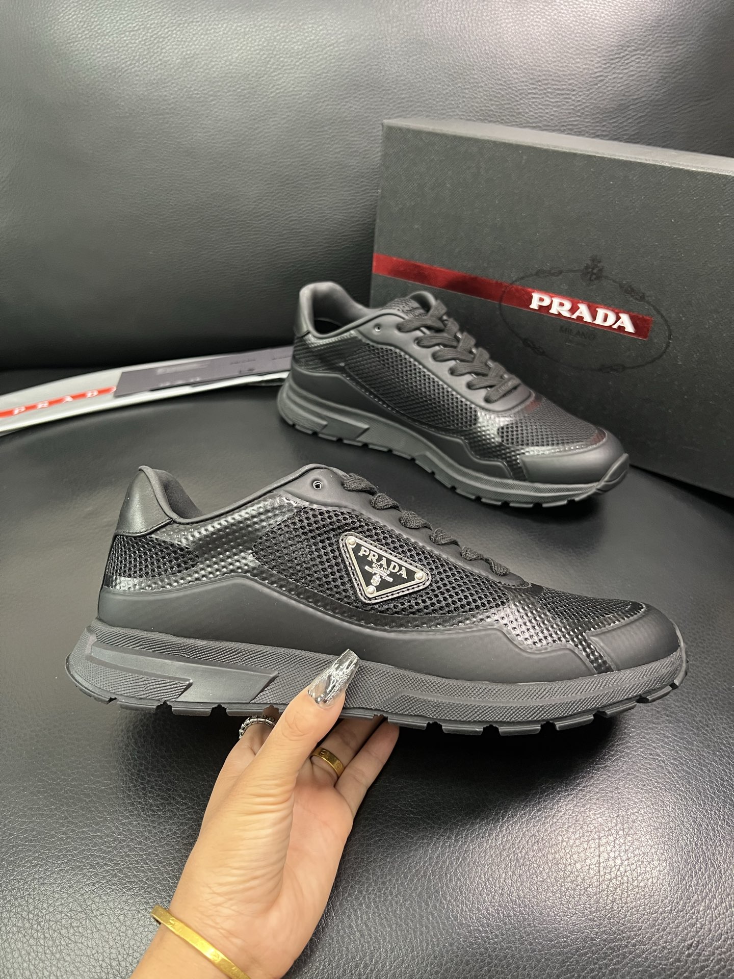 Prada 顶级代购 普拉达 专柜同款，原厂配置意大利进口牛皮拼网布面料，高品质复杂拼接工艺，进口牛皮内