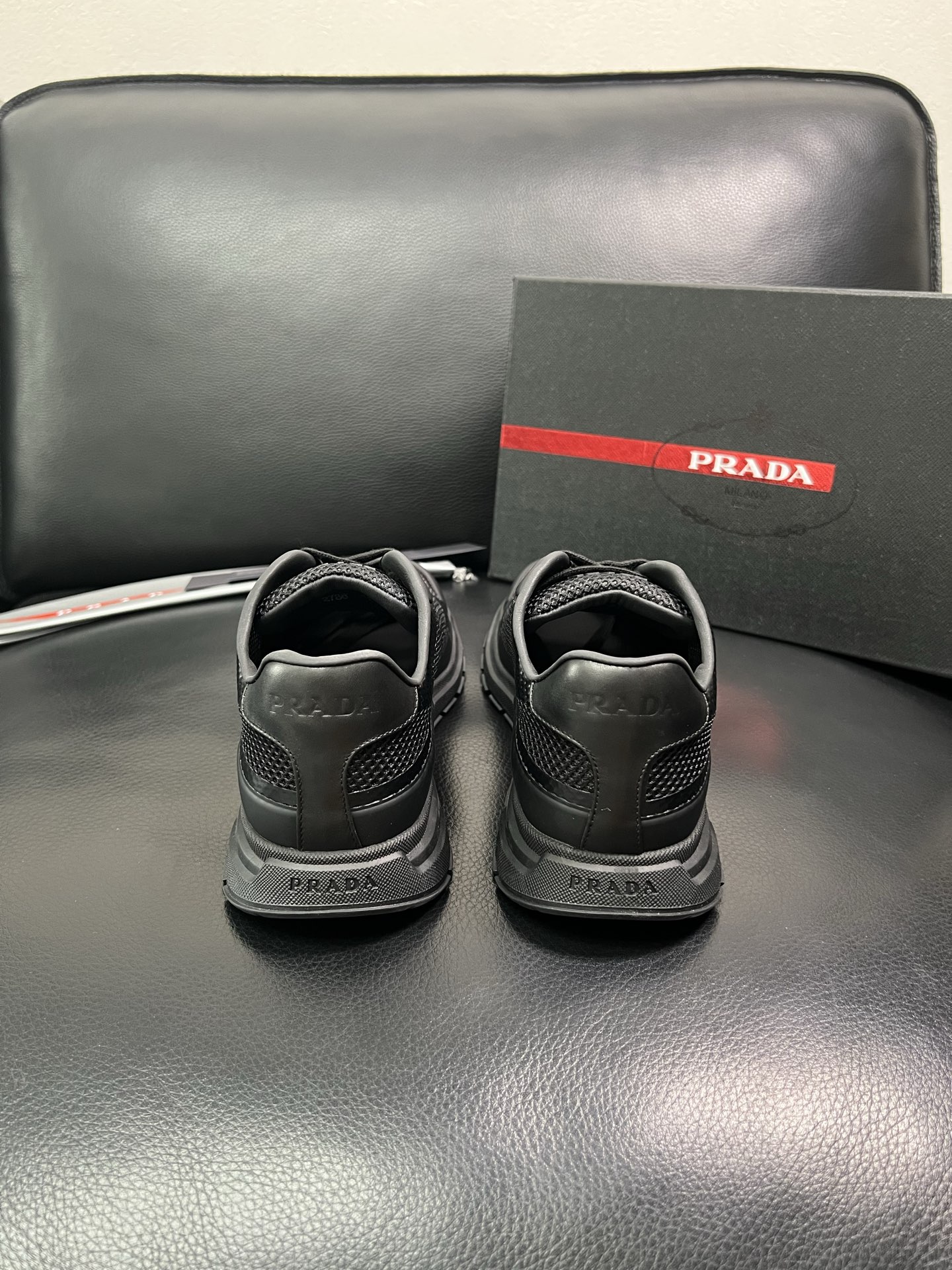 Prada 顶级代购 普拉达 专柜同款，原厂配置意大利进口牛皮拼网布面料，高品质复杂拼接工艺，进口牛皮内