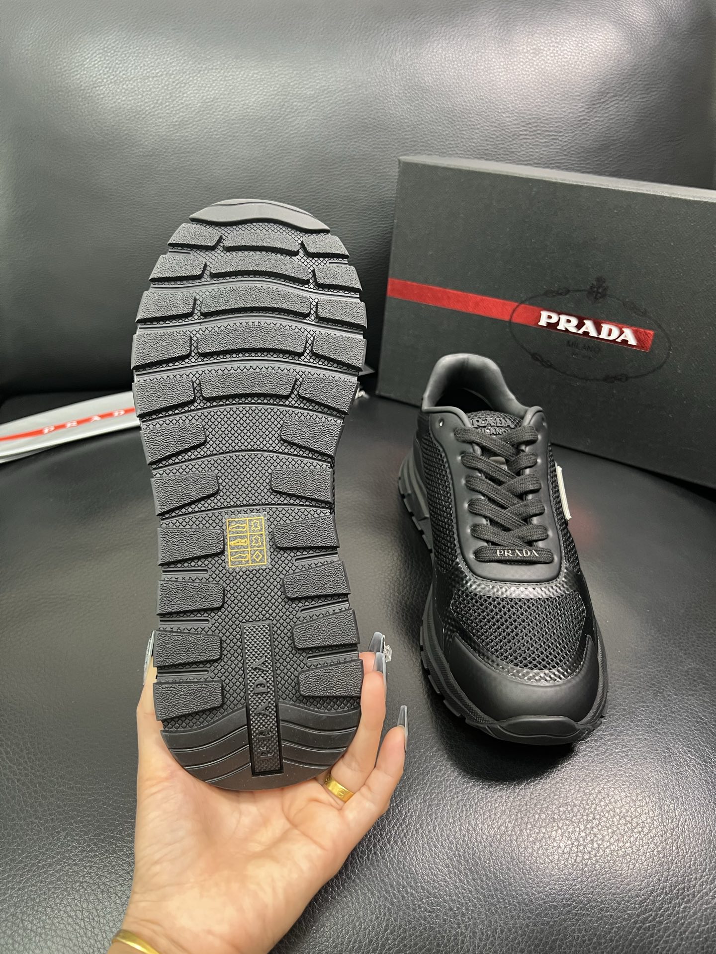 Prada 顶级代购 普拉达 专柜同款，原厂配置意大利进口牛皮拼网布面料，高品质复杂拼接工艺，进口牛皮内