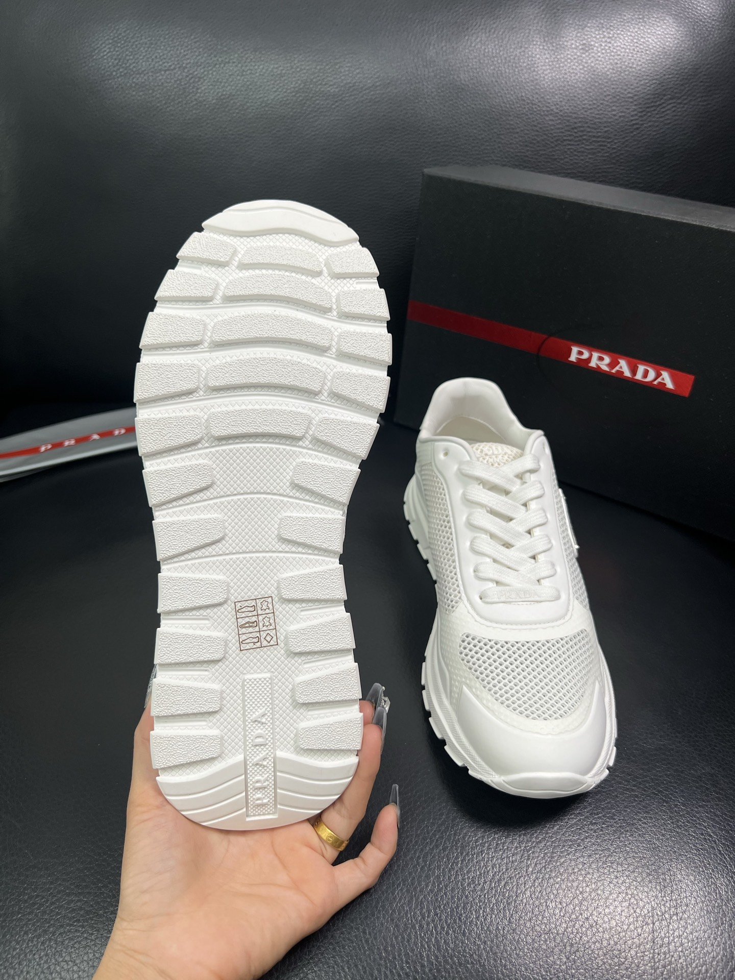 Prada 顶级代购 普拉达 专柜同款，原厂配置意大利进口牛皮拼网布面料，高品质复杂拼接工艺，进口牛皮内
