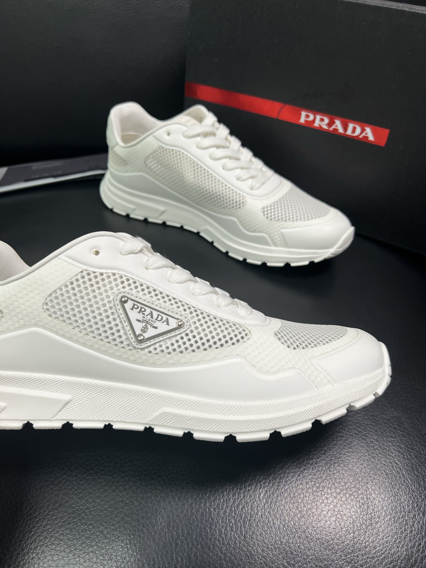 Prada 顶级代购 普拉达 专柜同款，原厂配置意大利进口牛皮拼网布面料，高品质复杂拼接工艺，进口牛皮内