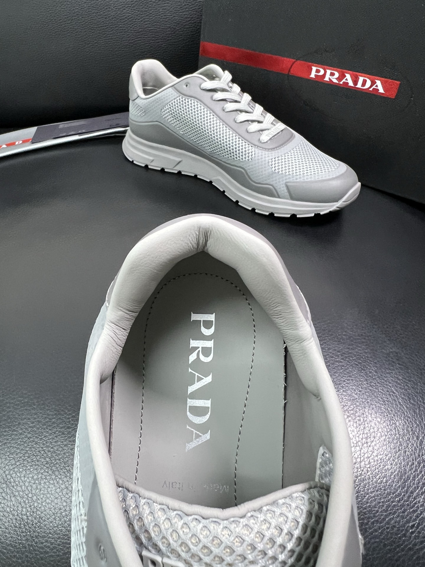 Prada 顶级代购 普拉达 专柜同款，原厂配置意大利进口牛皮拼网布面料，高品质复杂拼接工艺，进口牛皮内
