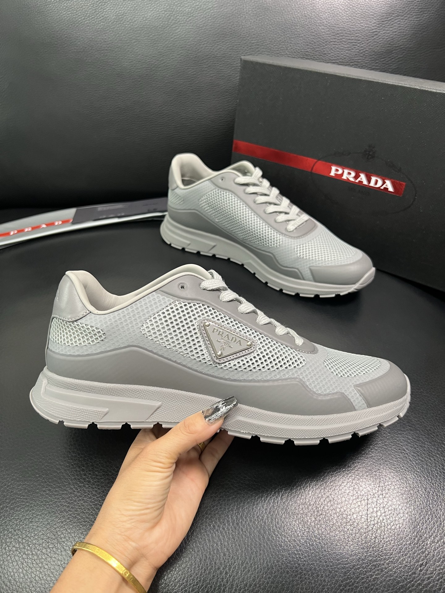 Prada 顶级代购 普拉达 专柜同款，原厂配置意大利进口牛皮拼网布面料，高品质复杂拼接工艺，进口牛皮内
