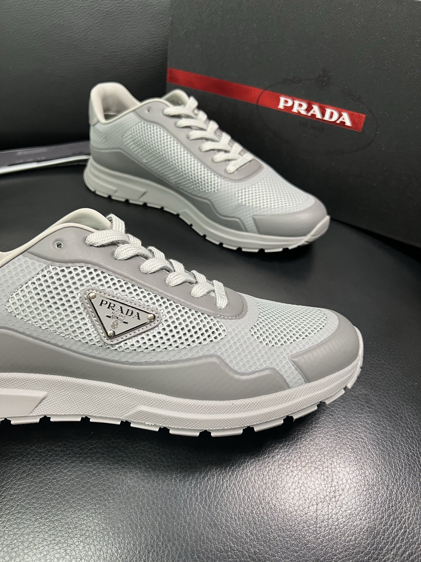 Prada 顶级代购 普拉达 专柜同款，原厂配置意大利进口牛皮拼网布面料，高品质复杂拼接工艺，进口牛皮内