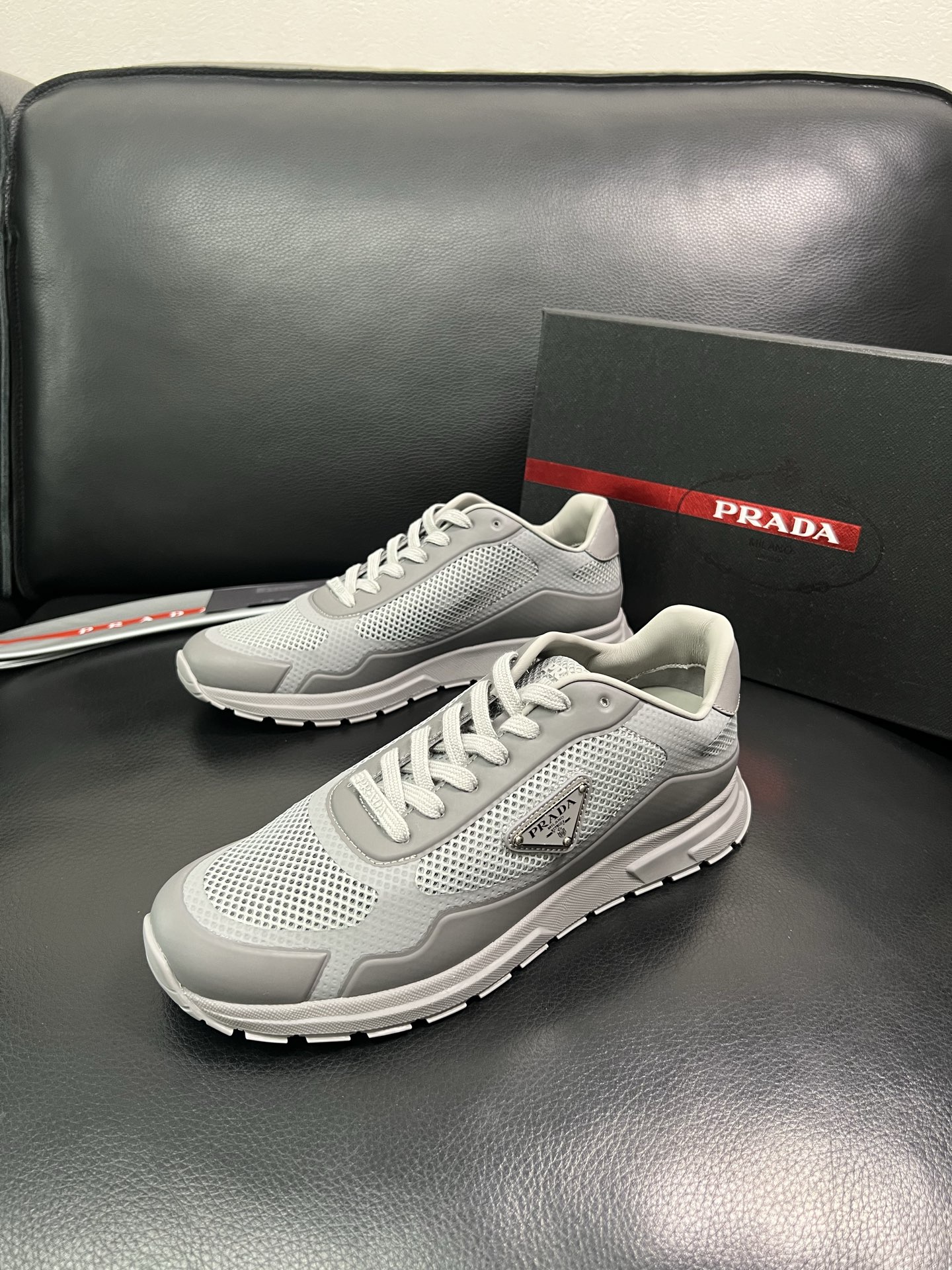 Prada 顶级代购 普拉达 专柜同款，原厂配置意大利进口牛皮拼网布面料，高品质复杂拼接工艺，进口牛皮内