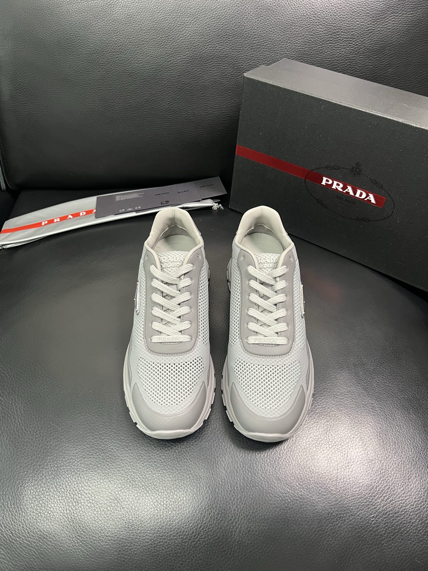 Prada 顶级代购 普拉达 专柜同款，原厂配置意大利进口牛皮拼网布面料，高品质复杂拼接工艺，进口牛皮内