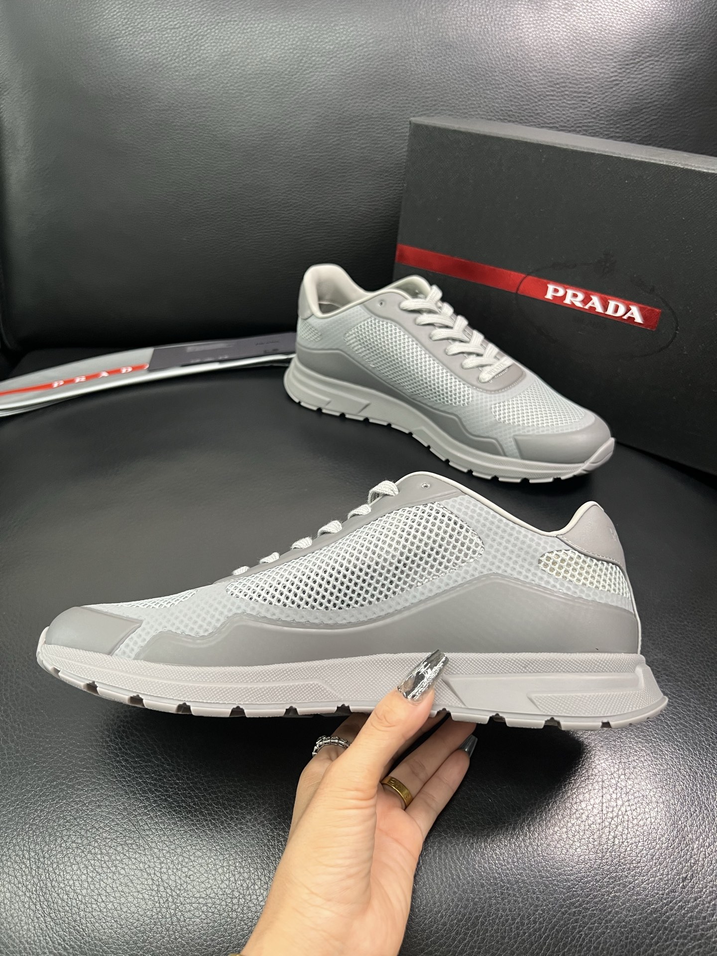Prada 顶级代购 普拉达 专柜同款，原厂配置意大利进口牛皮拼网布面料，高品质复杂拼接工艺，进口牛皮内