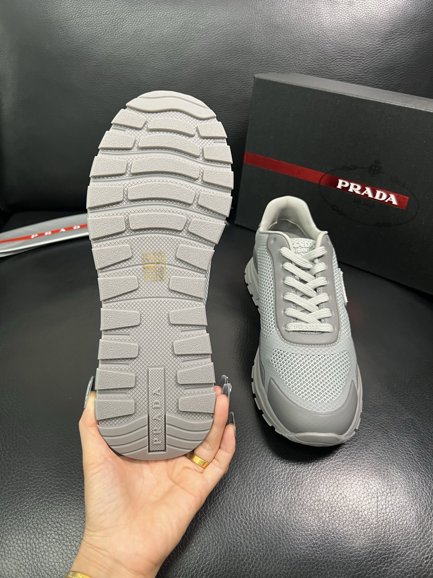 Prada 顶级代购 普拉达 专柜同款，原厂配置意大利进口牛皮拼网布面料，高品质复杂拼接工艺，进口牛皮内