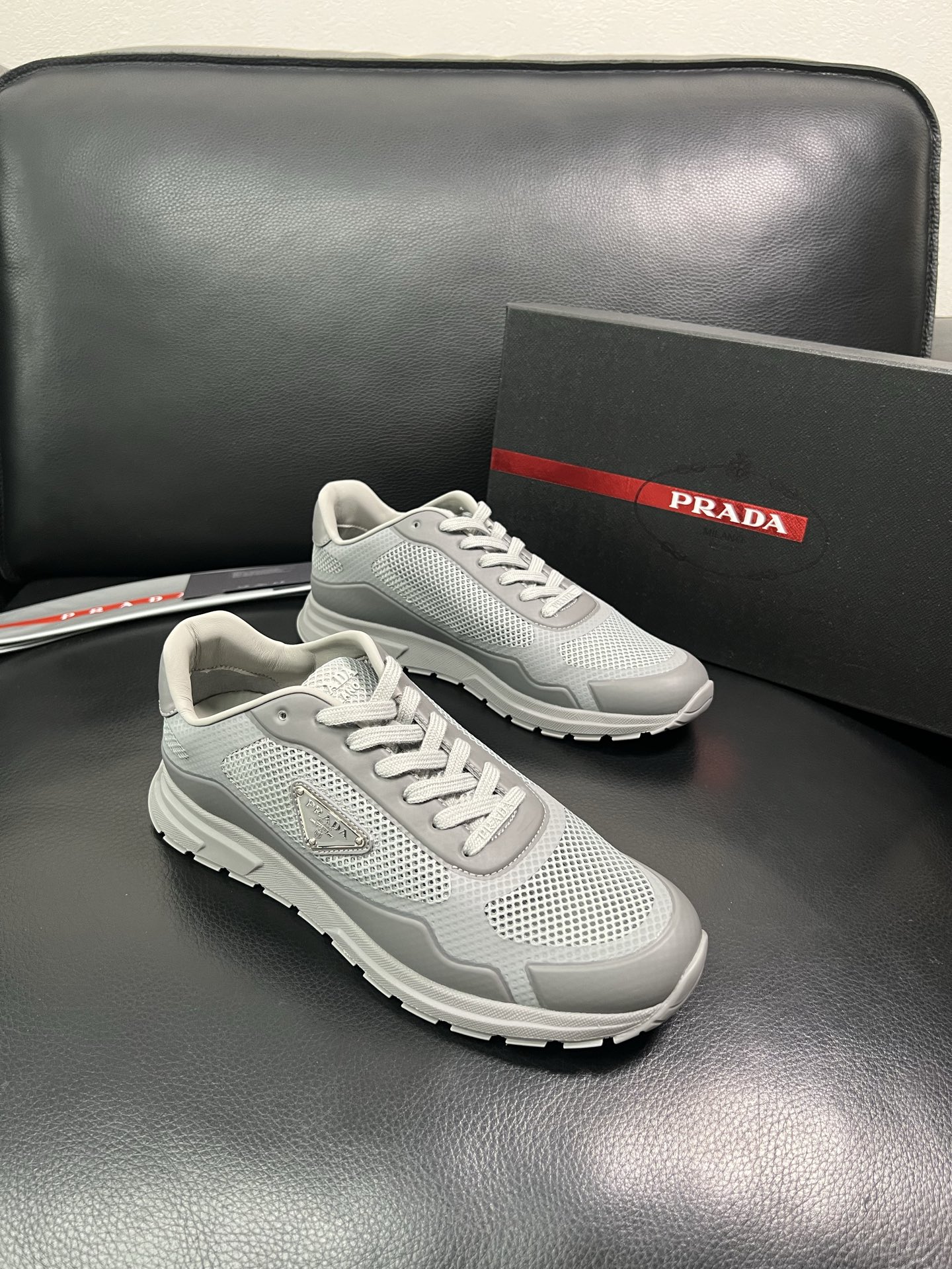 Prada 顶级代购 普拉达 专柜同款，原厂配置意大利进口牛皮拼网布面料，高品质复杂拼接工艺，进口牛皮内