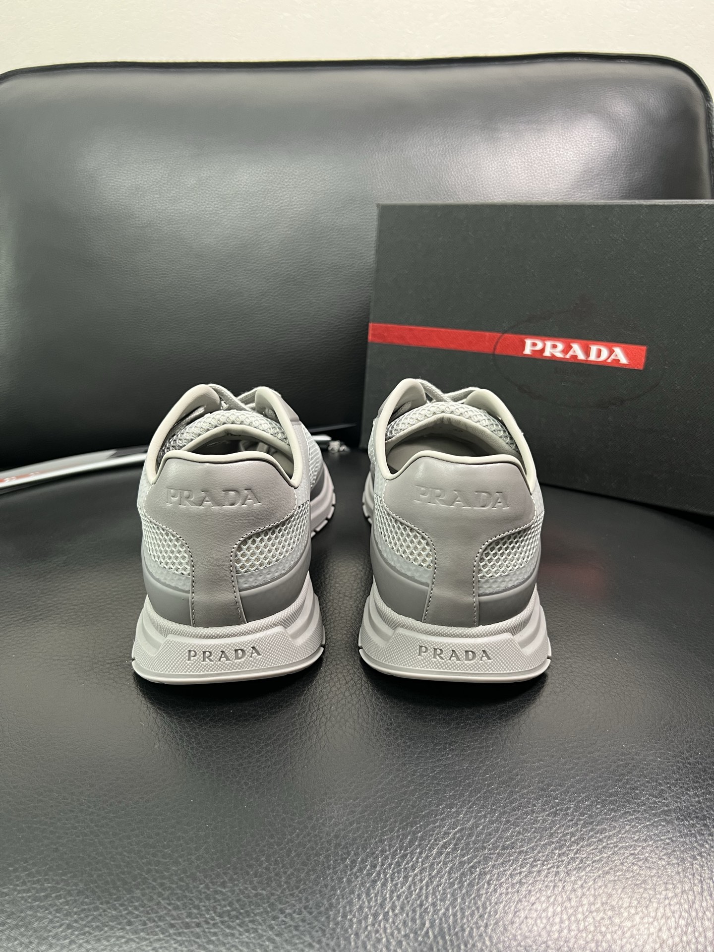 Prada 顶级代购 普拉达 专柜同款，原厂配置意大利进口牛皮拼网布面料，高品质复杂拼接工艺，进口牛皮内