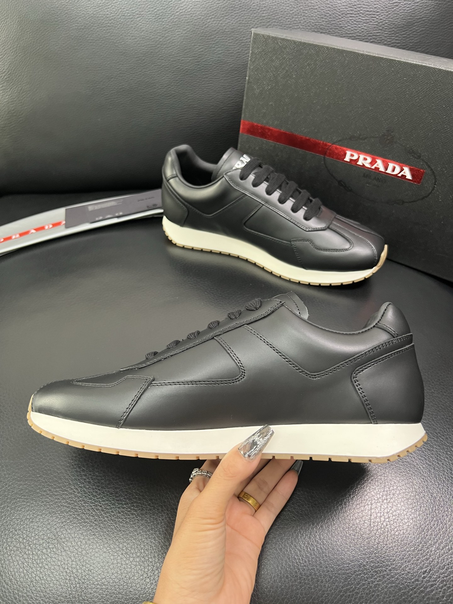 Prada 顶级代购 普拉达 专柜同款，原厂配置意大利进口牛皮拼网布面料，高品质复杂拼接工艺，进口牛皮内