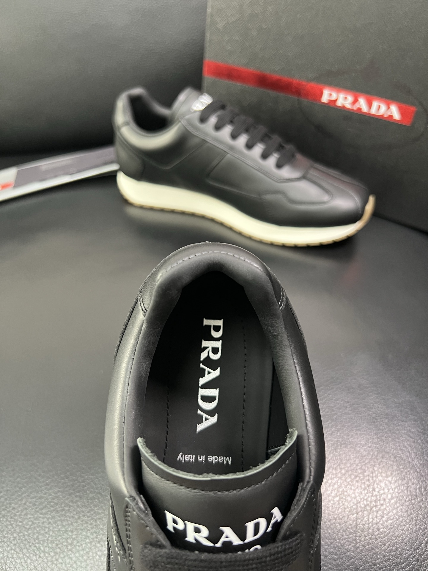 Prada 顶级代购 普拉达 专柜同款，原厂配置意大利进口牛皮拼网布面料，高品质复杂拼接工艺，进口牛皮内