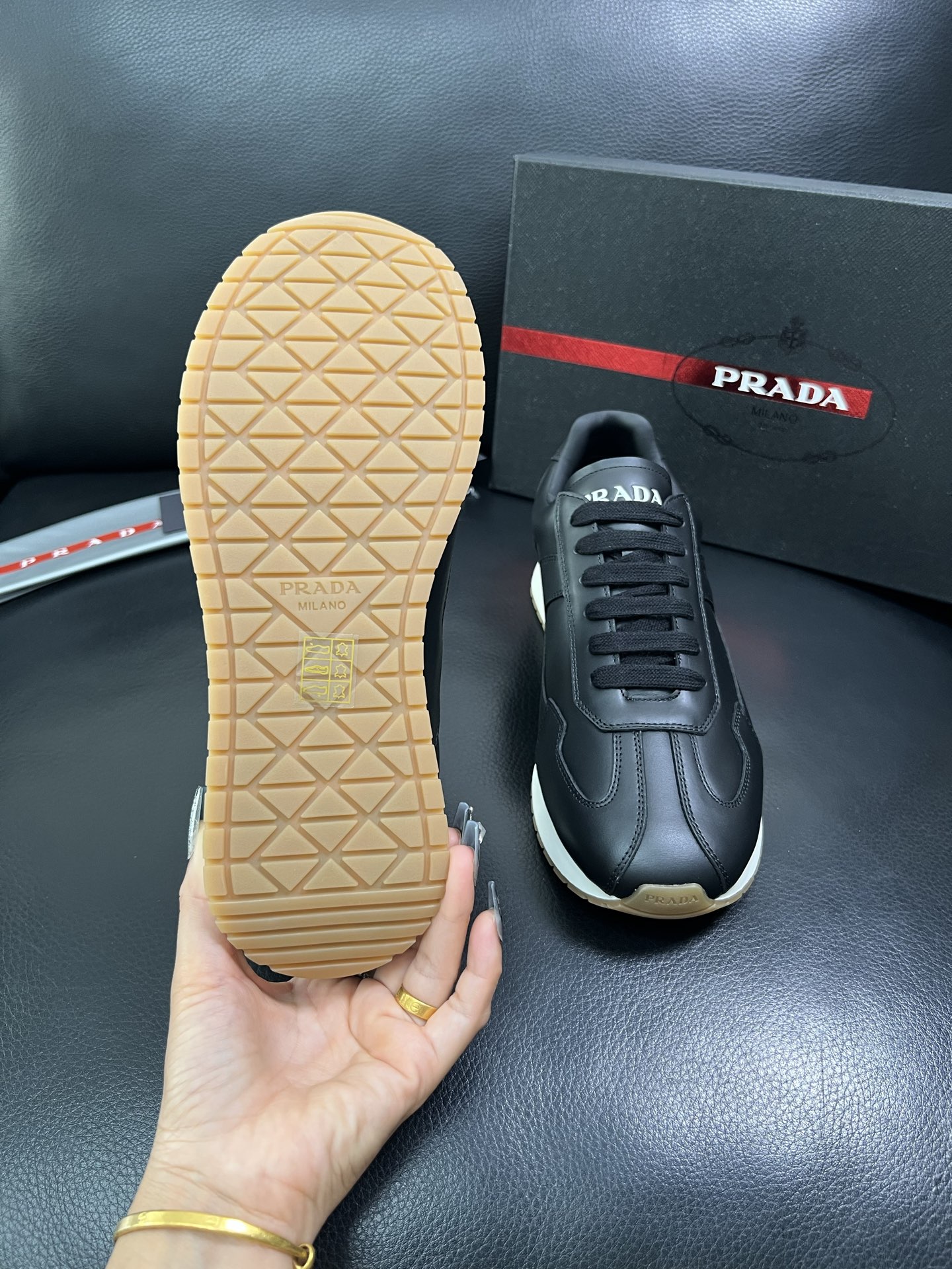 Prada 顶级代购 普拉达 专柜同款，原厂配置意大利进口牛皮拼网布面料，高品质复杂拼接工艺，进口牛皮内