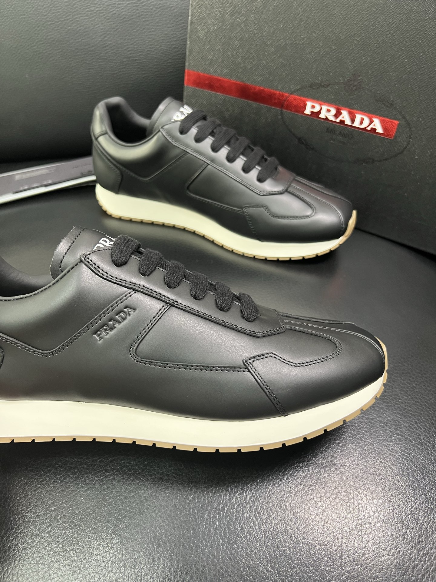 Prada 顶级代购 普拉达 专柜同款，原厂配置意大利进口牛皮拼网布面料，高品质复杂拼接工艺，进口牛皮内