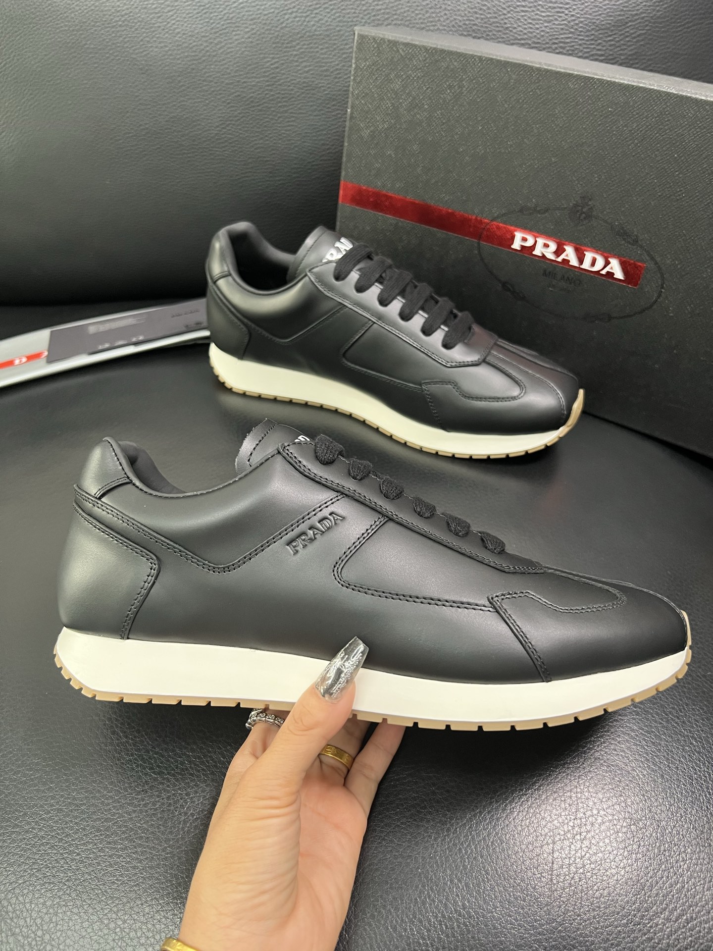 Prada 顶级代购 普拉达 专柜同款，原厂配置意大利进口牛皮拼网布面料，高品质复杂拼接工艺，进口牛皮内