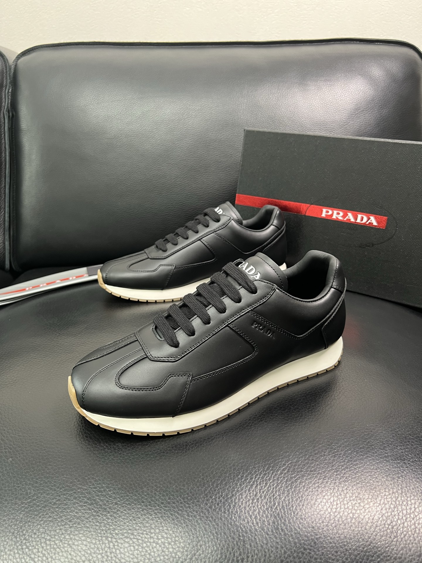 Prada 顶级代购 普拉达 专柜同款，原厂配置意大利进口牛皮拼网布面料，高品质复杂拼接工艺，进口牛皮内