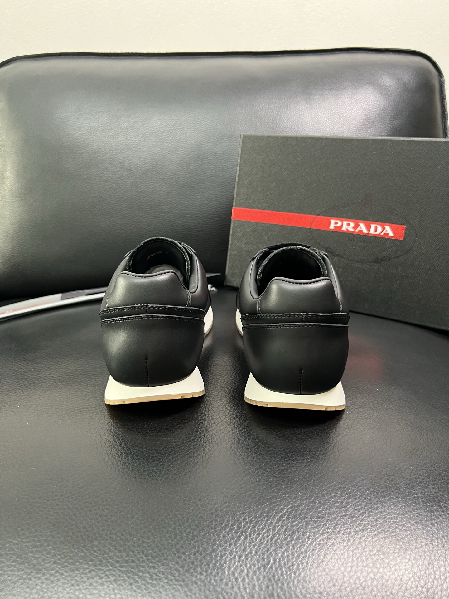Prada 顶级代购 普拉达 专柜同款，原厂配置意大利进口牛皮拼网布面料，高品质复杂拼接工艺，进口牛皮内
