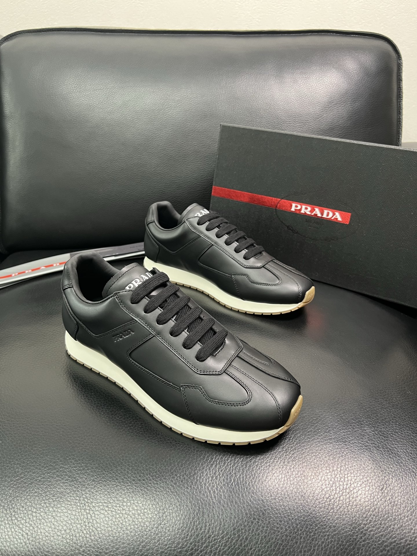 Prada 顶级代购 普拉达 专柜同款，原厂配置意大利进口牛皮拼网布面料，高品质复杂拼接工艺，进口牛皮内