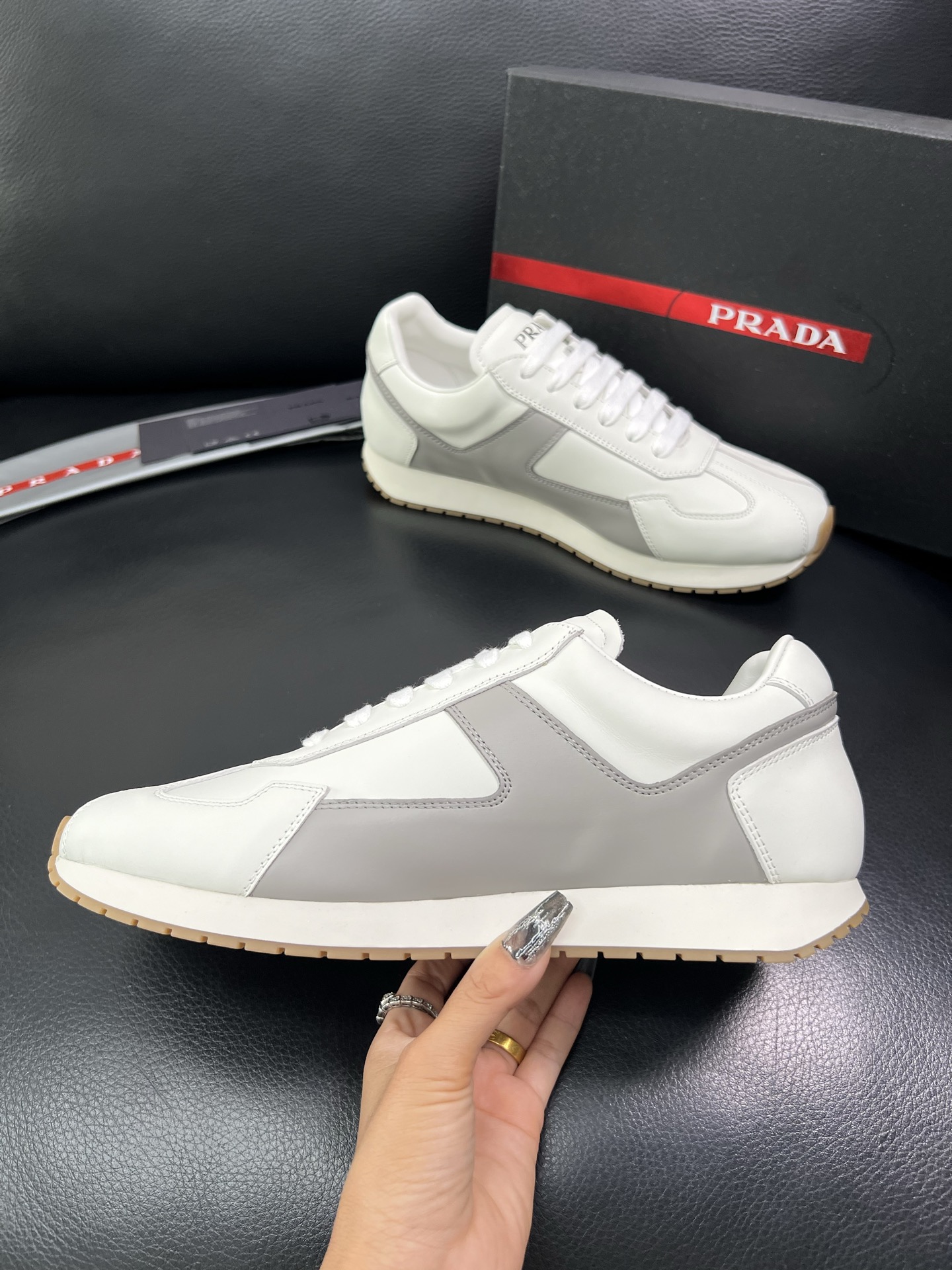Prada 顶级代购 普拉达 专柜同款，原厂配置意大利进口牛皮拼网布面料，高品质复杂拼接工艺，进口牛皮内