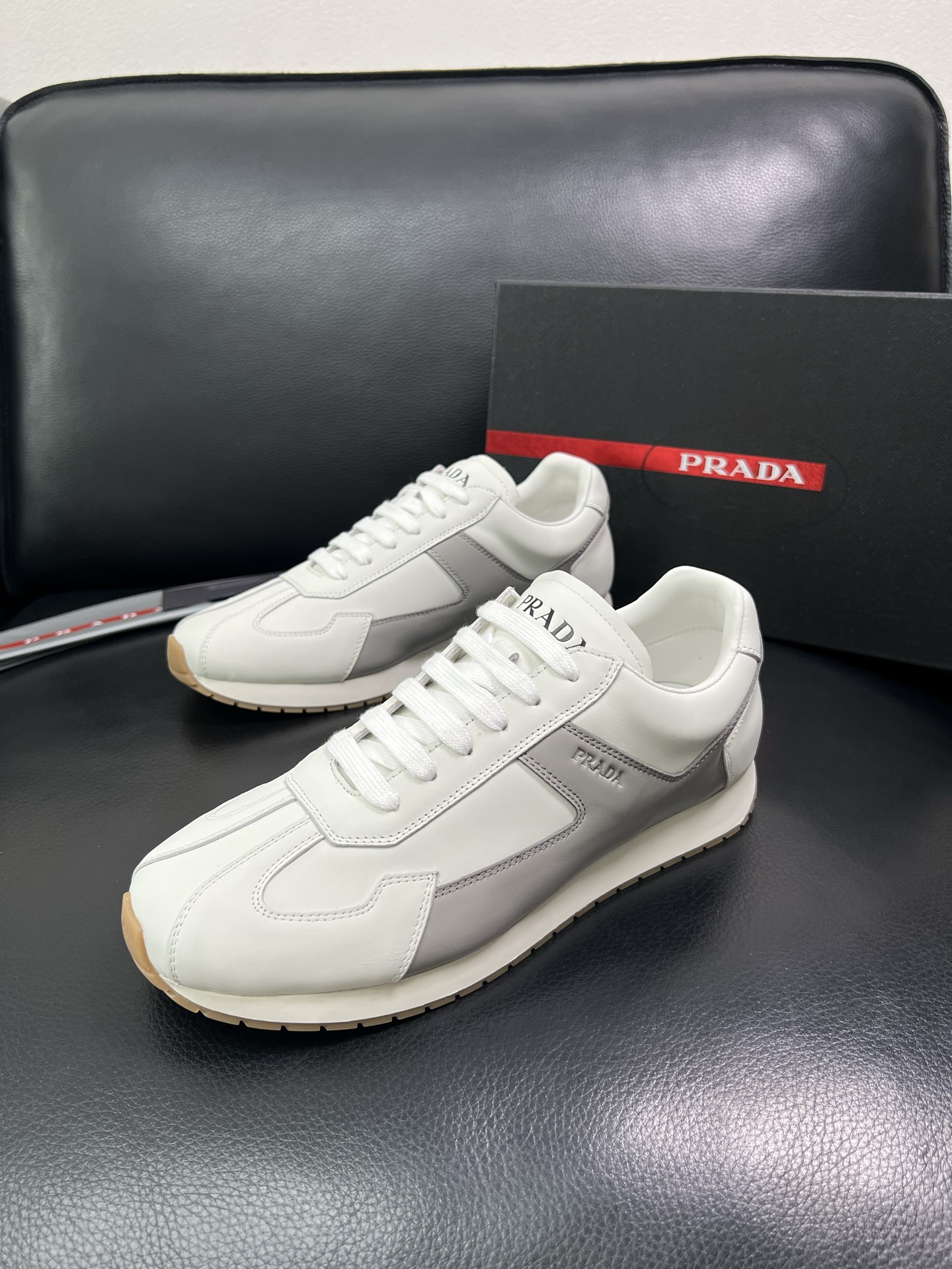 Prada 顶级代购 普拉达 专柜同款，原厂配置意大利进口牛皮拼网布面料，高品质复杂拼接工艺，进口牛皮内