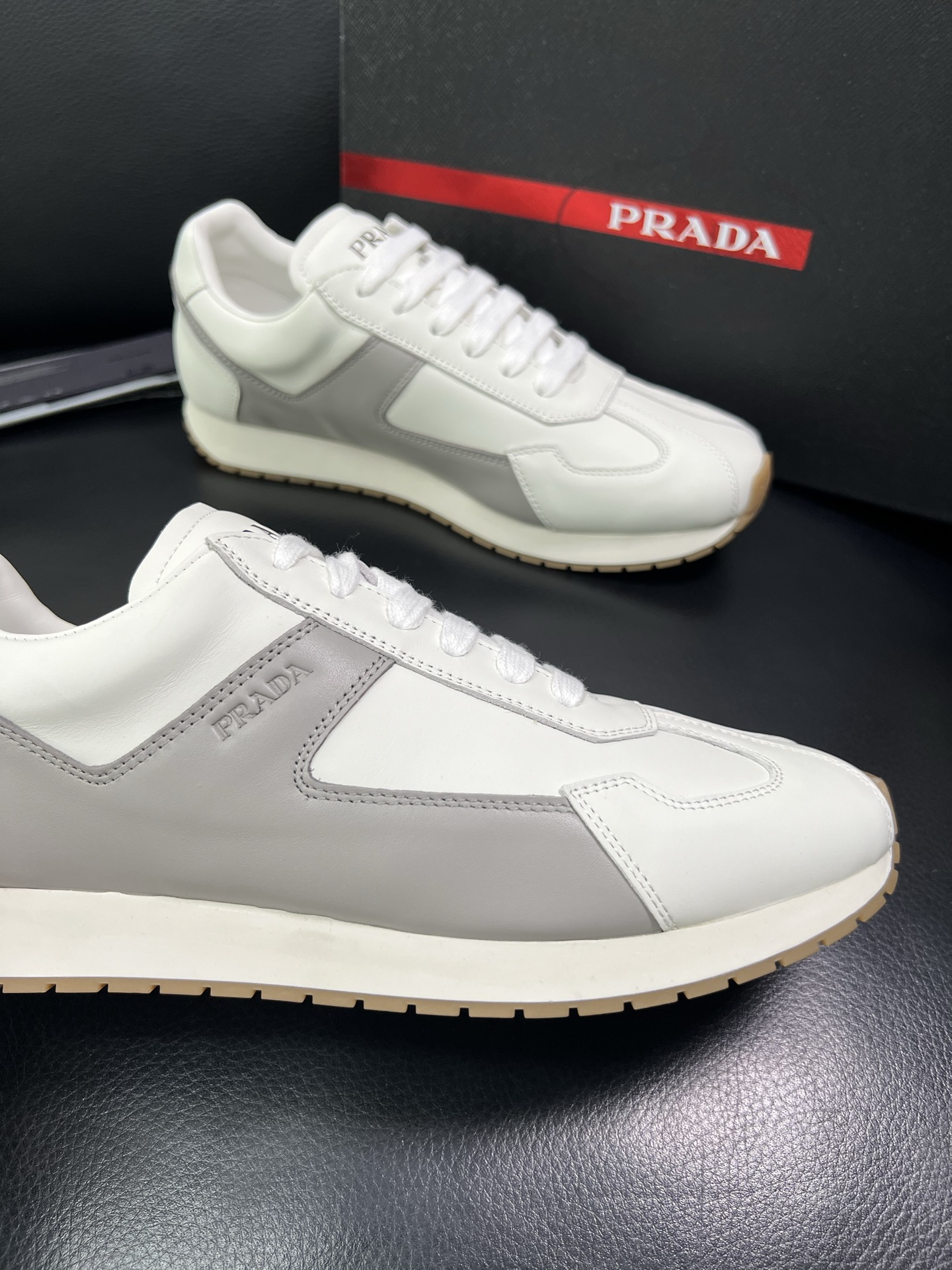 Prada 顶级代购 普拉达 专柜同款，原厂配置意大利进口牛皮拼网布面料，高品质复杂拼接工艺，进口牛皮内