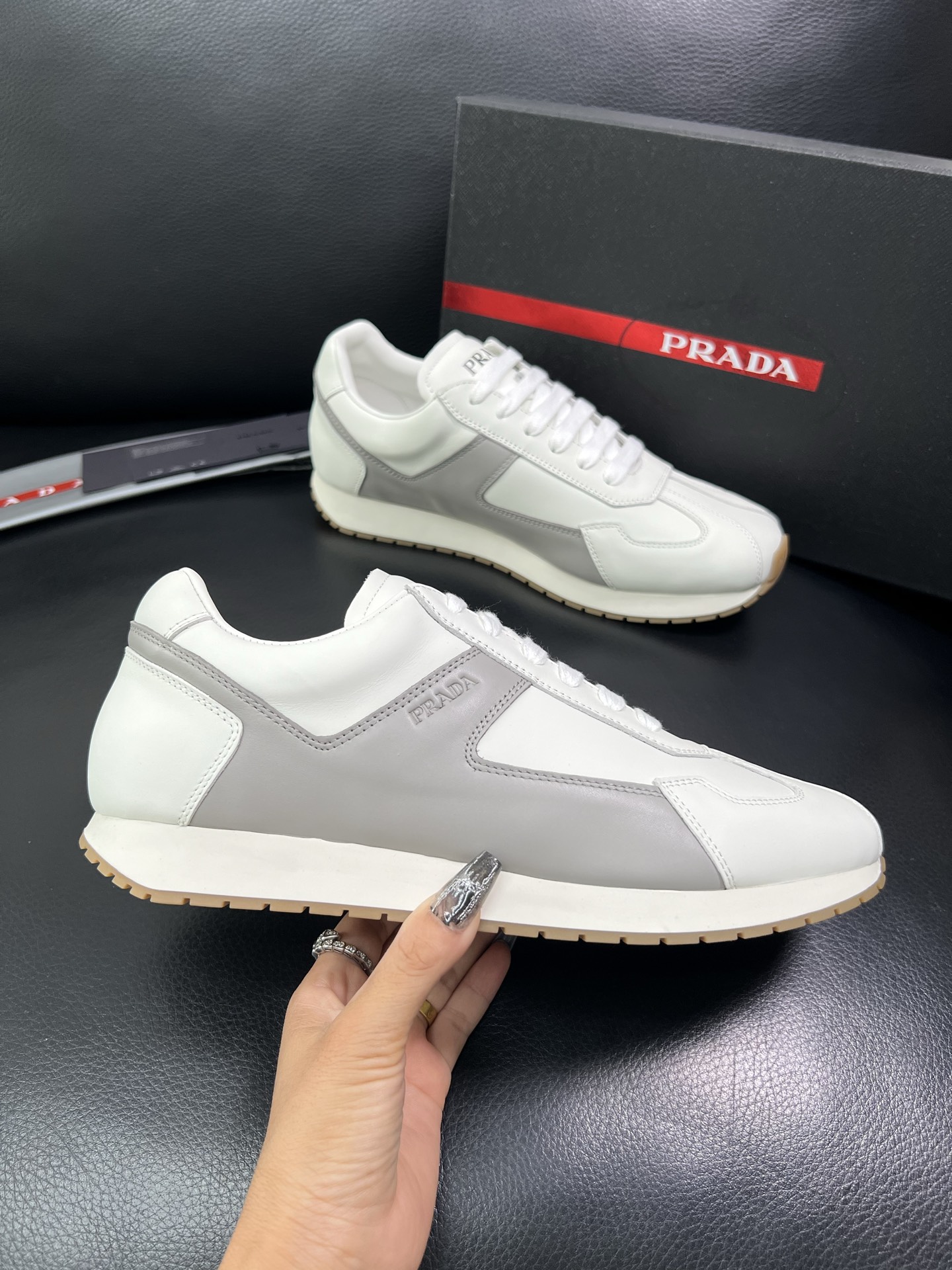 Prada 顶级代购 普拉达 专柜同款，原厂配置意大利进口牛皮拼网布面料，高品质复杂拼接工艺，进口牛皮内