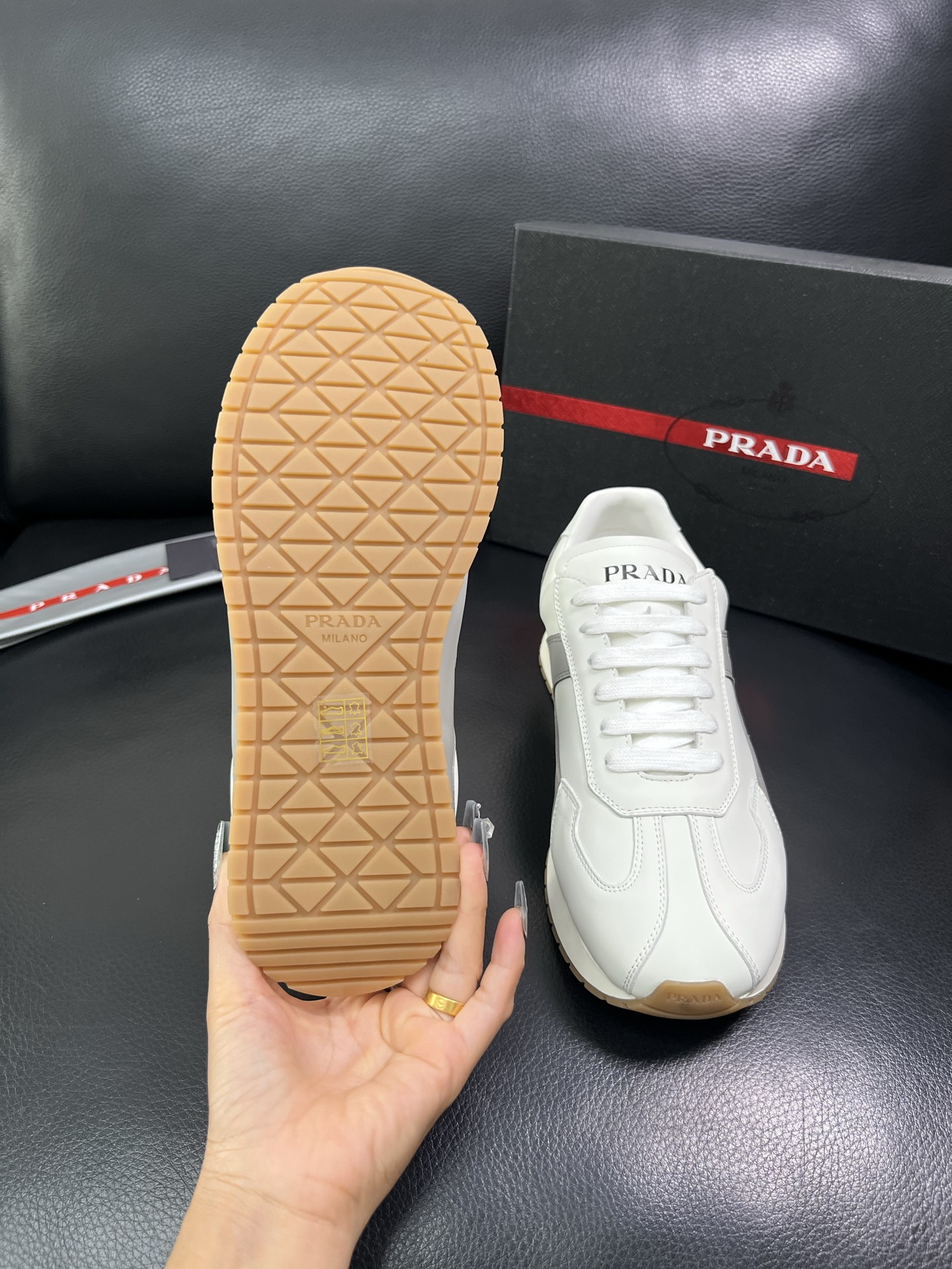 Prada 顶级代购 普拉达 专柜同款，原厂配置意大利进口牛皮拼网布面料，高品质复杂拼接工艺，进口牛皮内