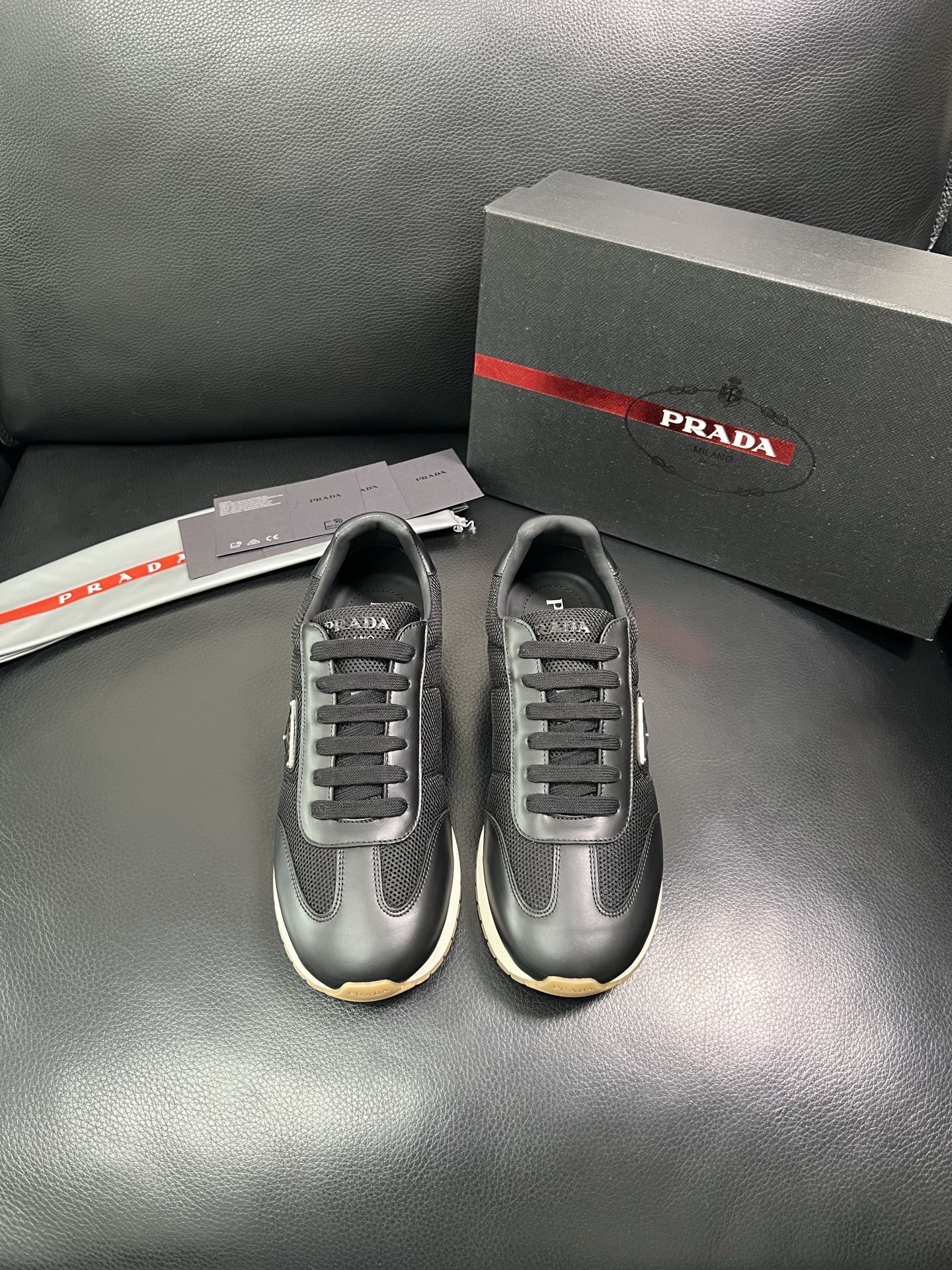 Prada 顶级代购 普拉达 专柜同款，原厂配置意大利进口牛皮拼网布面料，高品质复杂拼接工艺，进口牛皮内