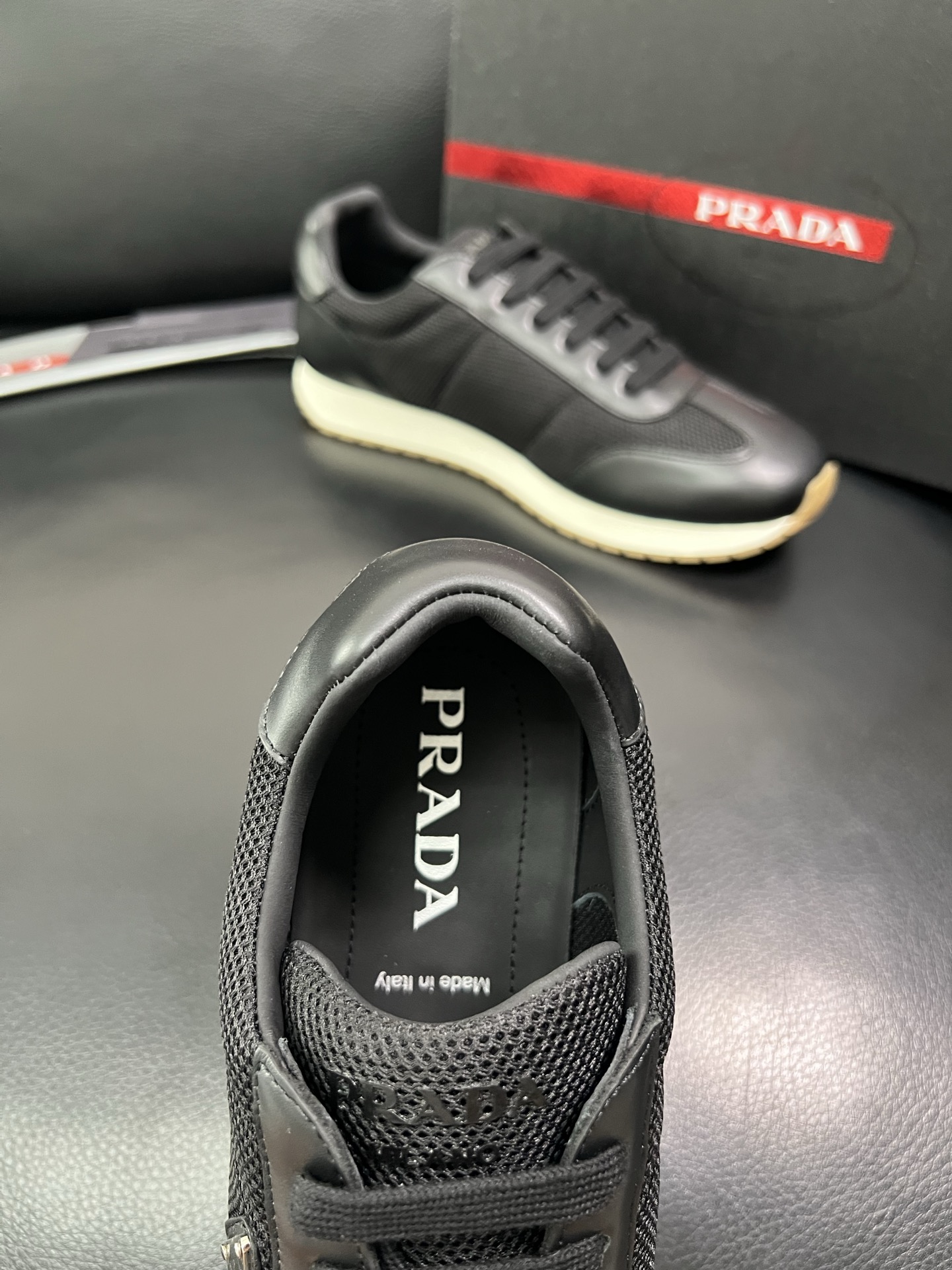 Prada 顶级代购 普拉达 专柜同款，原厂配置意大利进口牛皮拼网布面料，高品质复杂拼接工艺，进口牛皮内