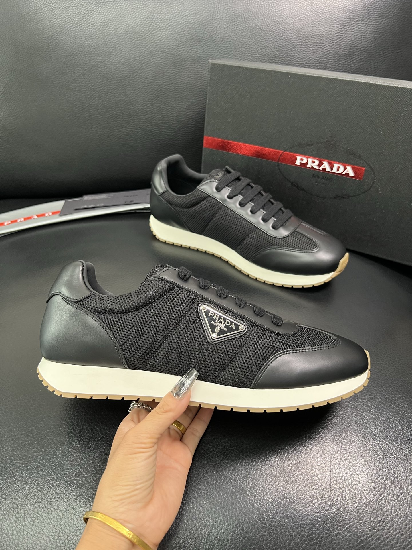 Prada 顶级代购 普拉达 专柜同款，原厂配置意大利进口牛皮拼网布面料，高品质复杂拼接工艺，进口牛皮内